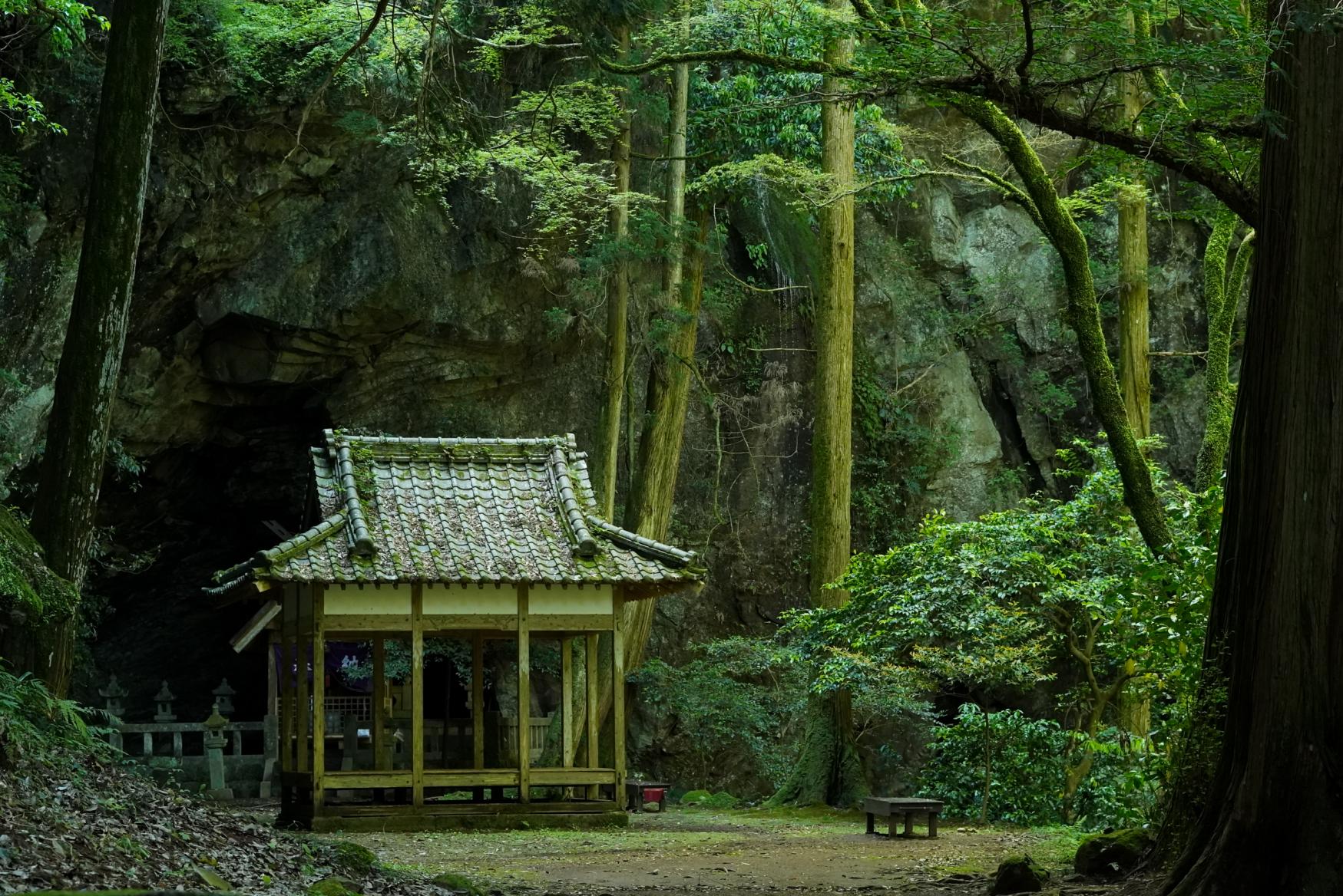 まるでジブリの世界・長崎県の神秘的なパワースポット、岩戸神社-1