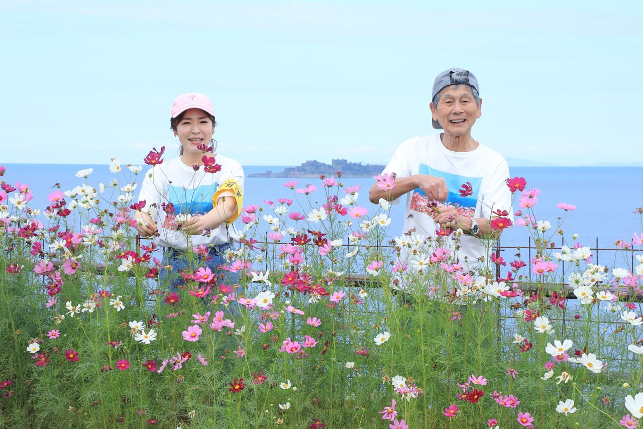 一島一家のコスモス畑と端島（軍艦島）！海に眠るダイヤモンド最終回シーンを再現した人々の思い…花畑への行き方もご紹介！【長崎のもざき恐竜パーク】-1