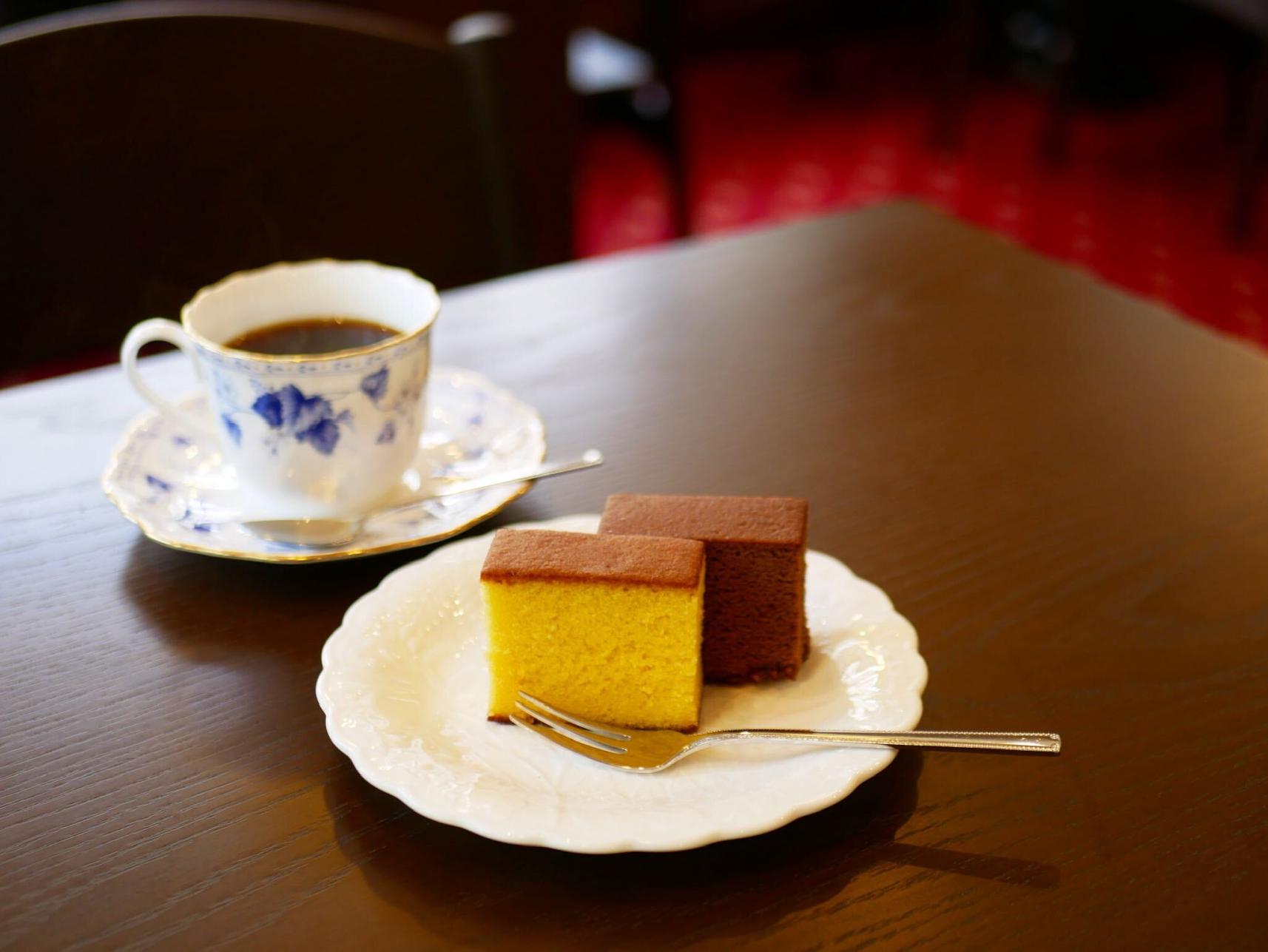 長崎旅のおすすめイベント「セヴィリヤ・スケッチ」 旅の思い出に、カステラを食べながら自分をスケッチしてもらうのはいかが？-3