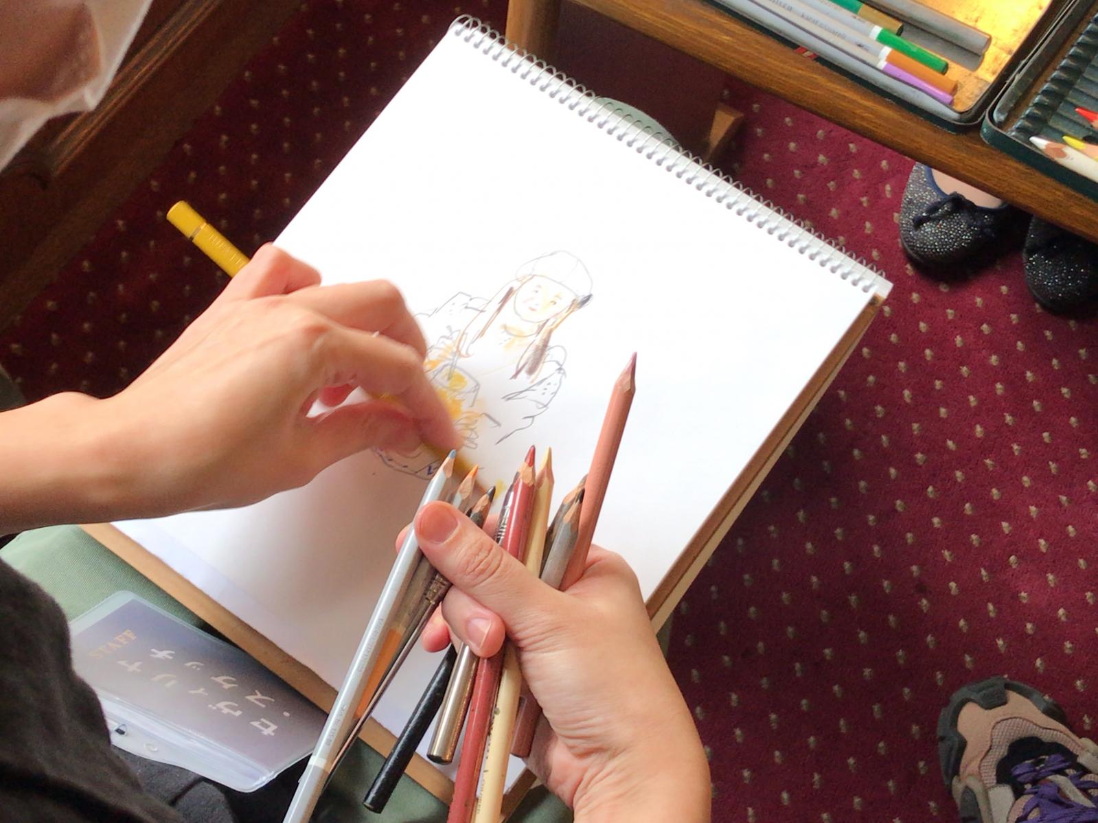 長崎旅のおすすめイベント「セヴィリヤ・スケッチ」 旅の思い出に、カステラを食べながら自分をスケッチしてもらうのはいかが？-2