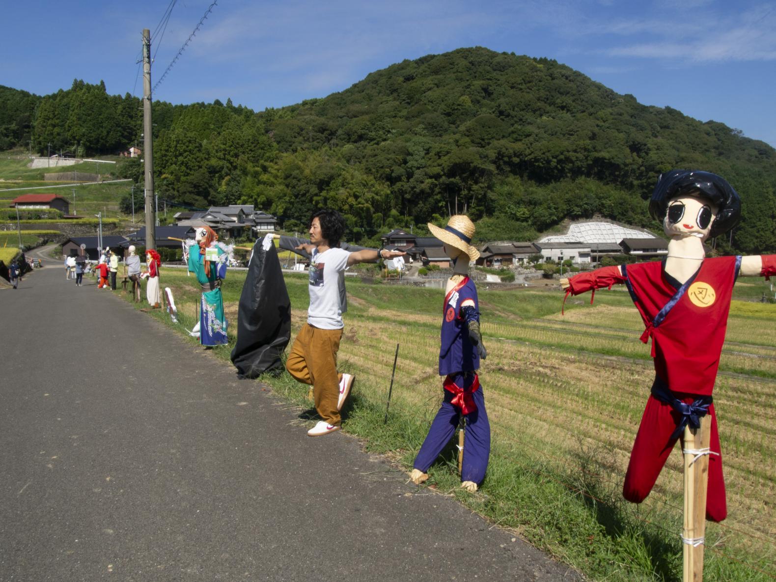波佐見の秋の風物詩・鬼木棚田のおもしろ案山子-1