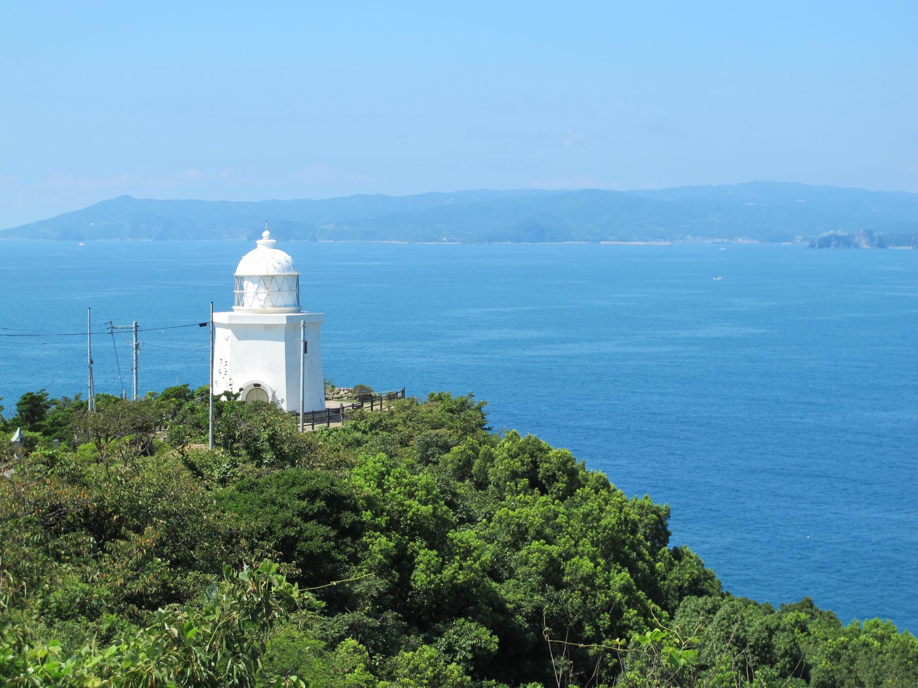 長崎港へ向かう船を見守る灯台 ―伊王島灯台―-1