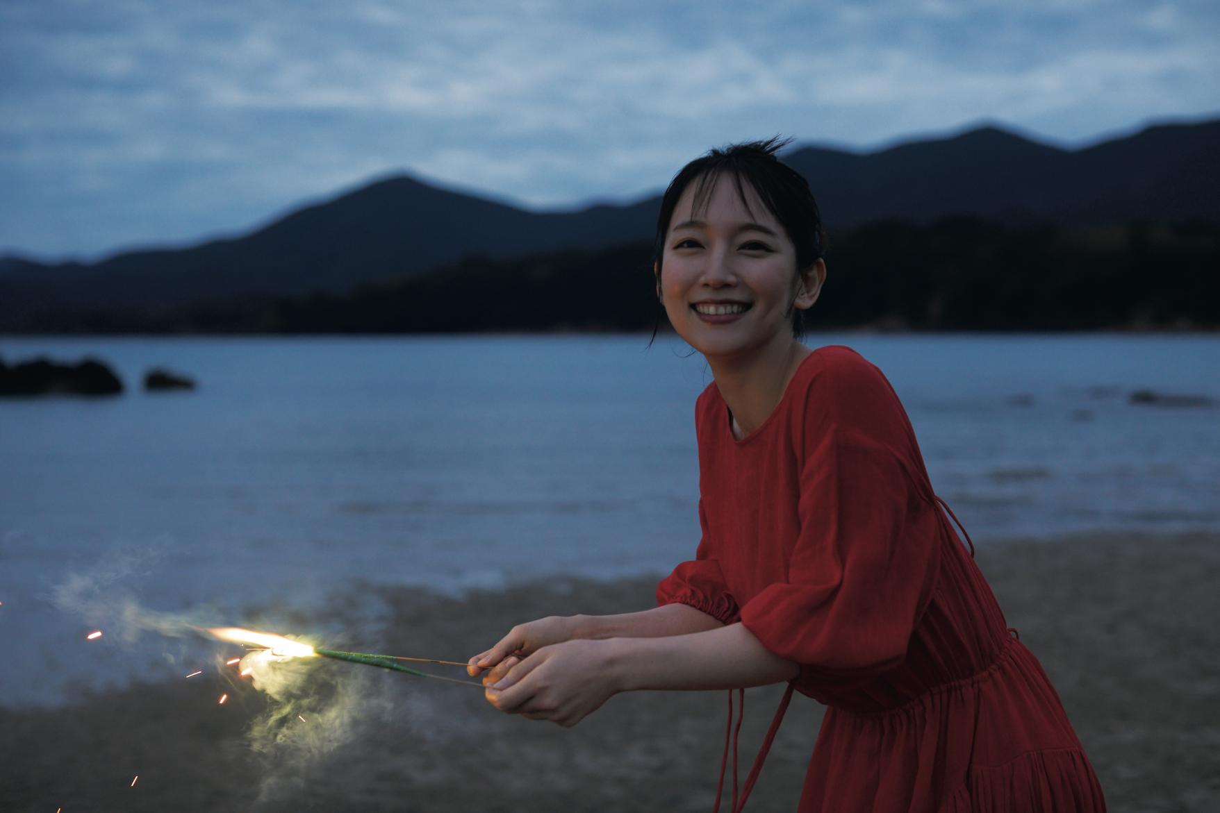 吉岡里帆 Wアニバーサリー写真集「日日」(2023)-1
