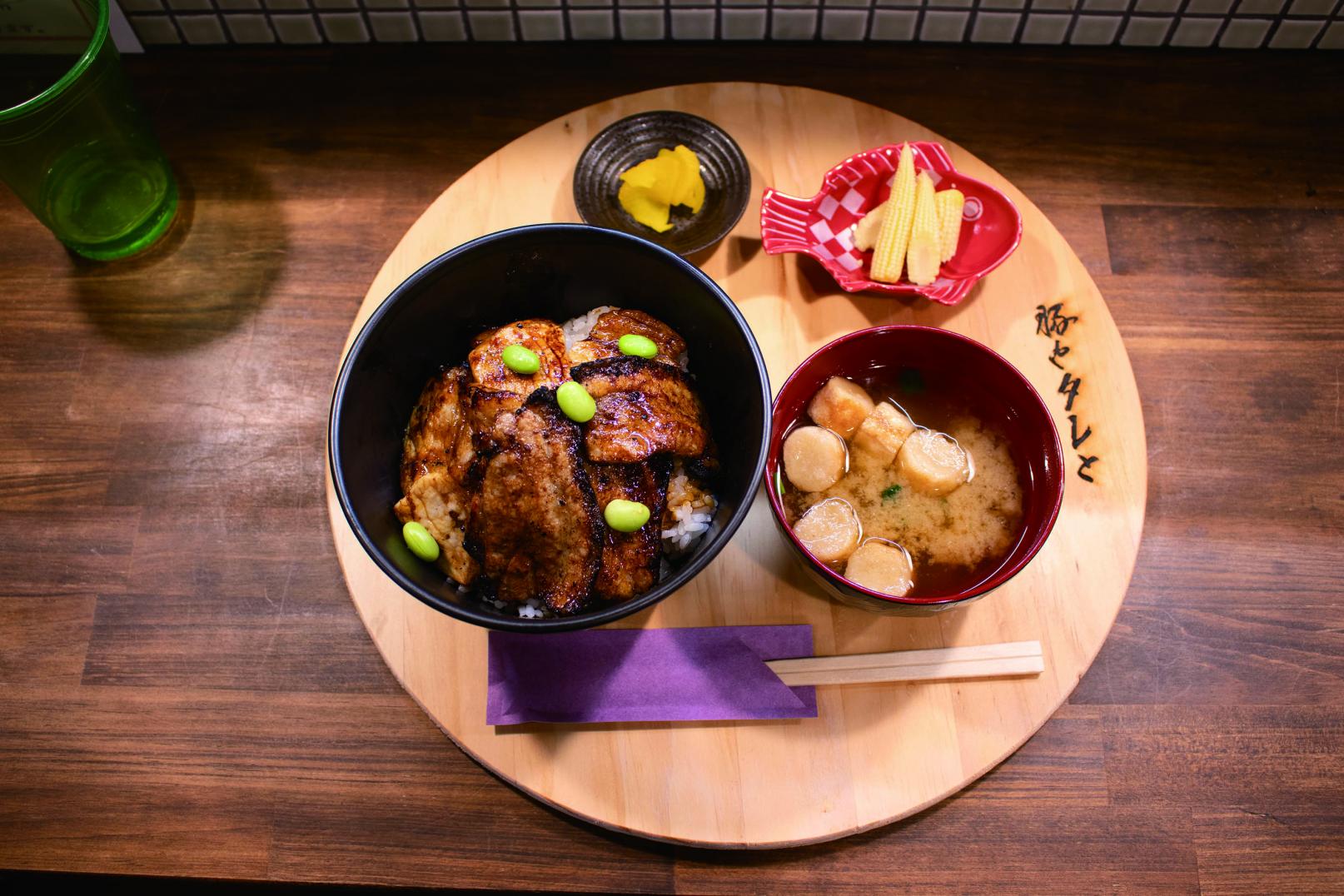 雲仙あかね豚を使用した 豚肉、お米、タレがマッチした豚丼-1