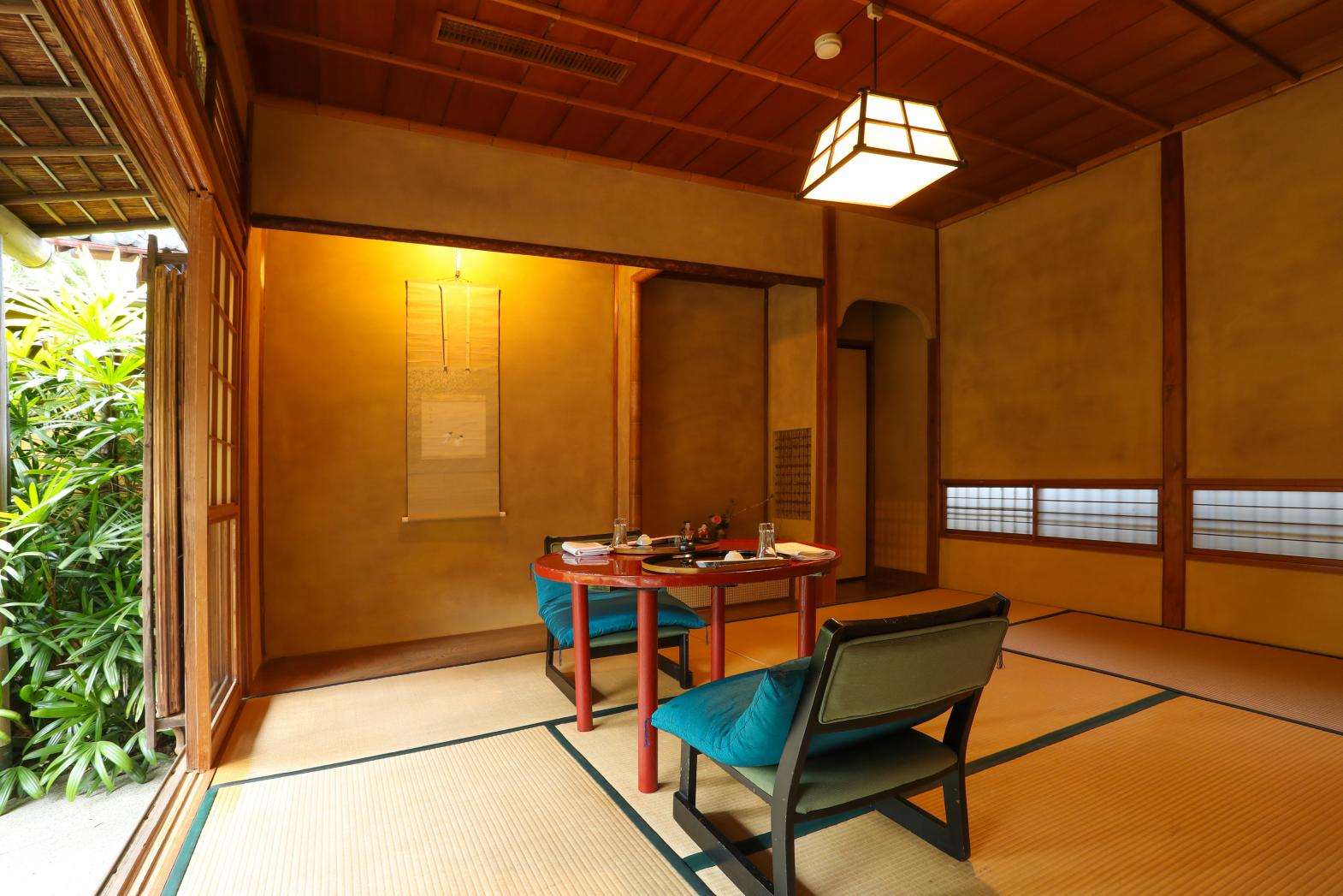 Guided Tour of Nagasaki Suwa Shrine with Japanese Style Course Lunch-1