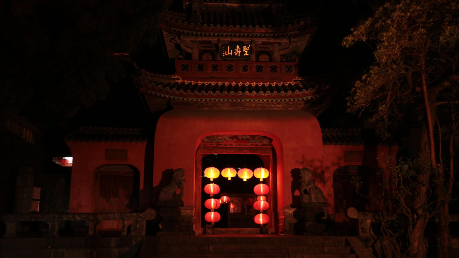 【崇福寺】静寂の中にランタンが灯る幻想的な情景-0