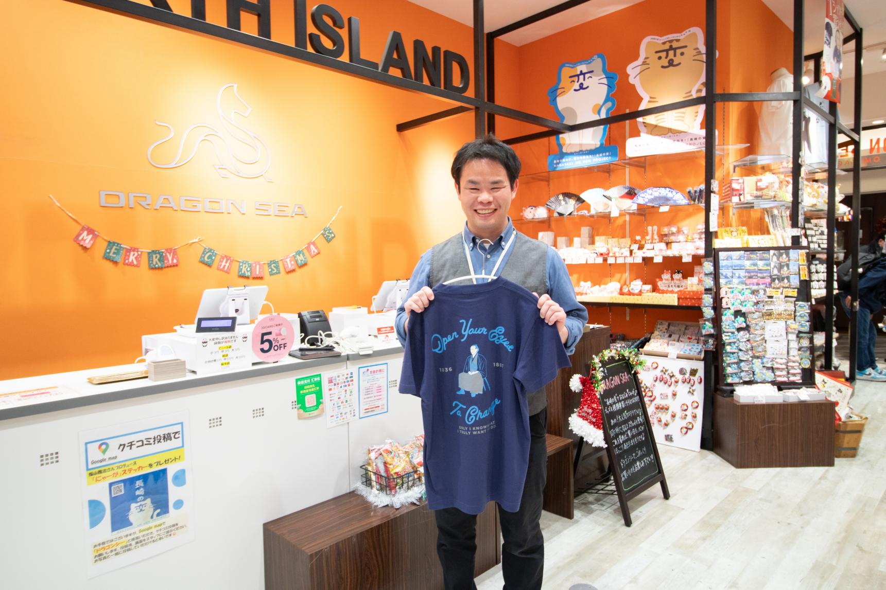 ３． Buy a T-shirt at DRAGON SEA Kamome Market Store-0