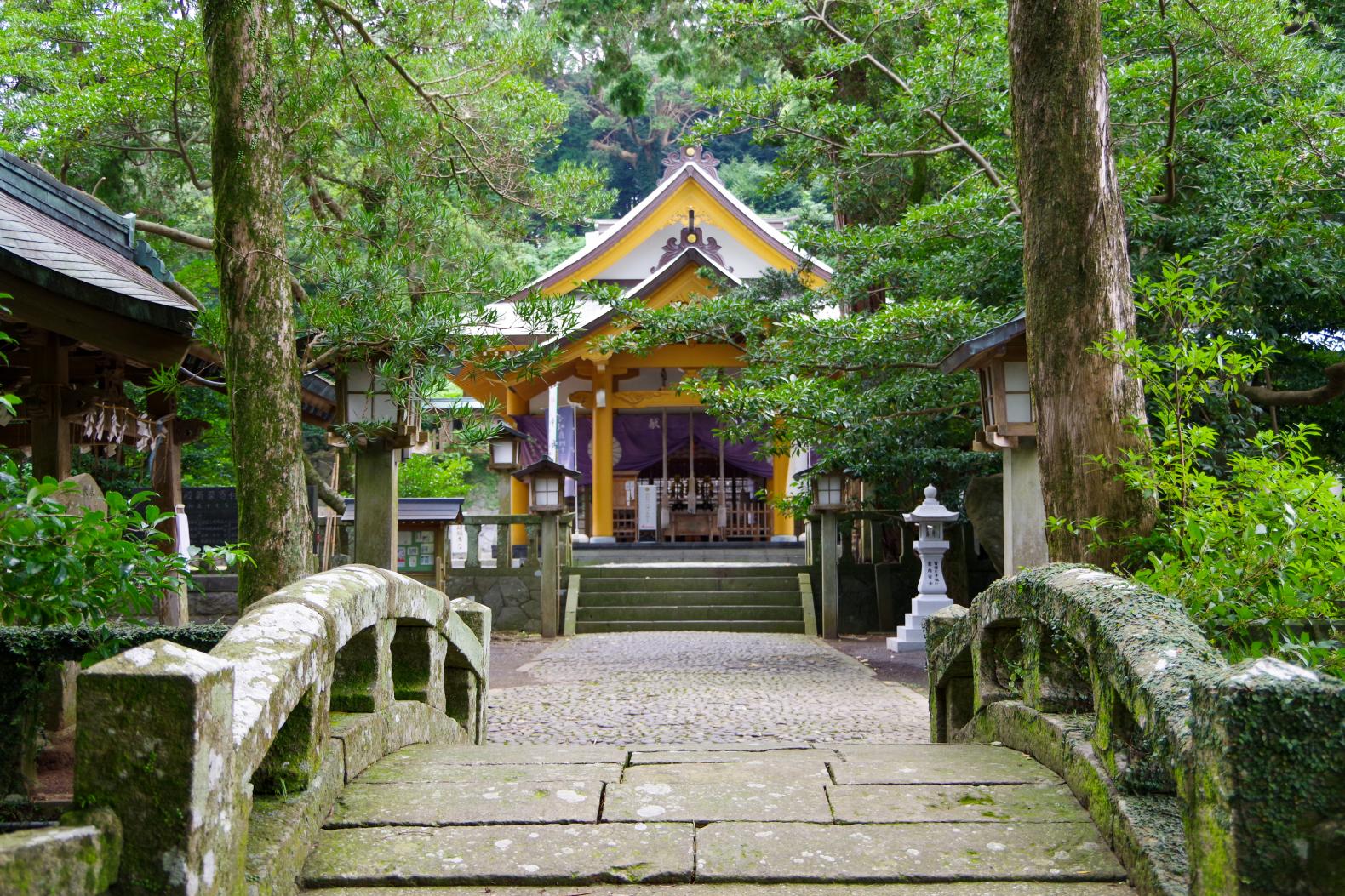 Sumiyoshi Shrine with a Fufu Kusu (Married Couple camphor Tree) That Makes Your Wishes Come True-1