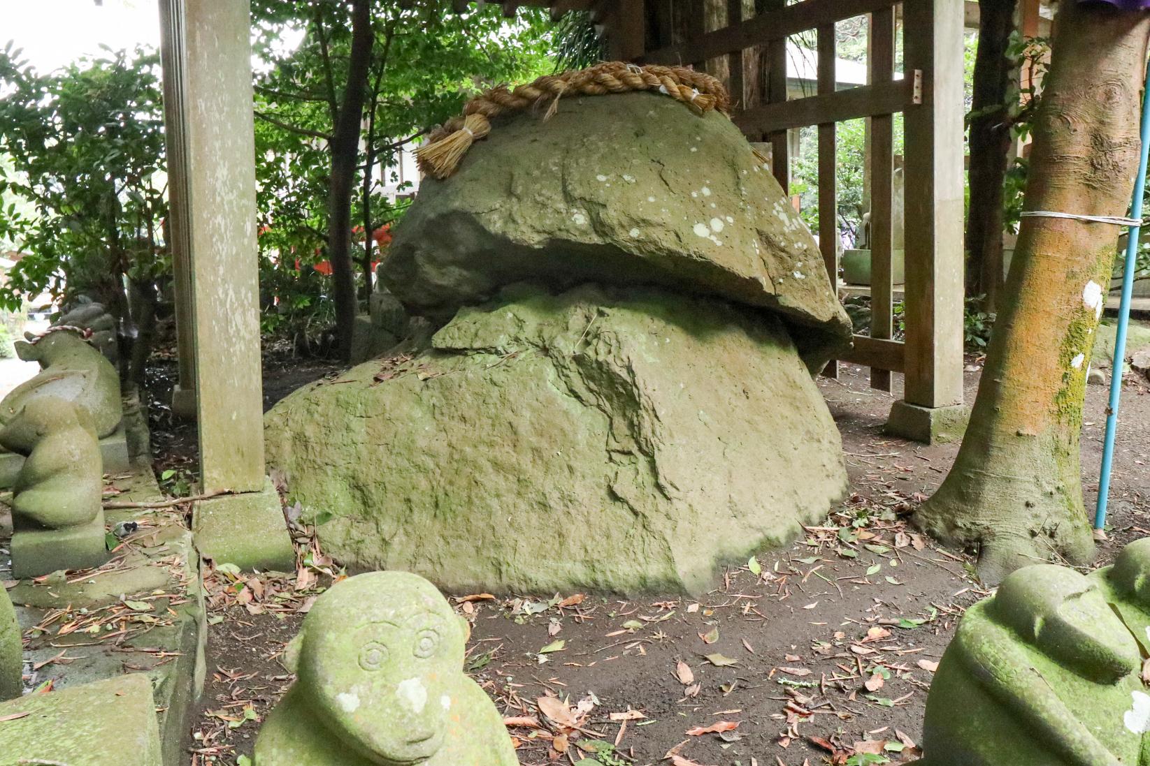 众多石猿恭迎参拜客的“男岳神社”-3