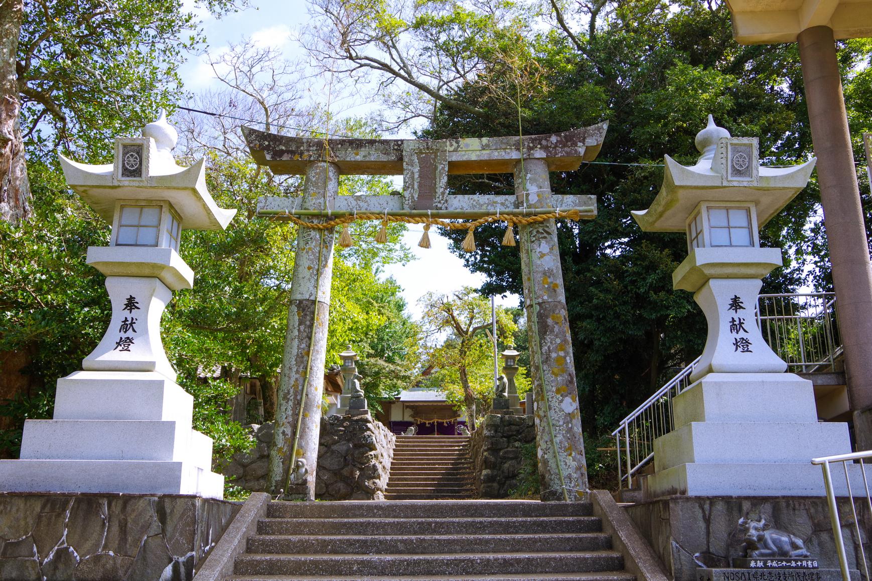 众多石猿恭迎参拜客的“男岳神社”-0