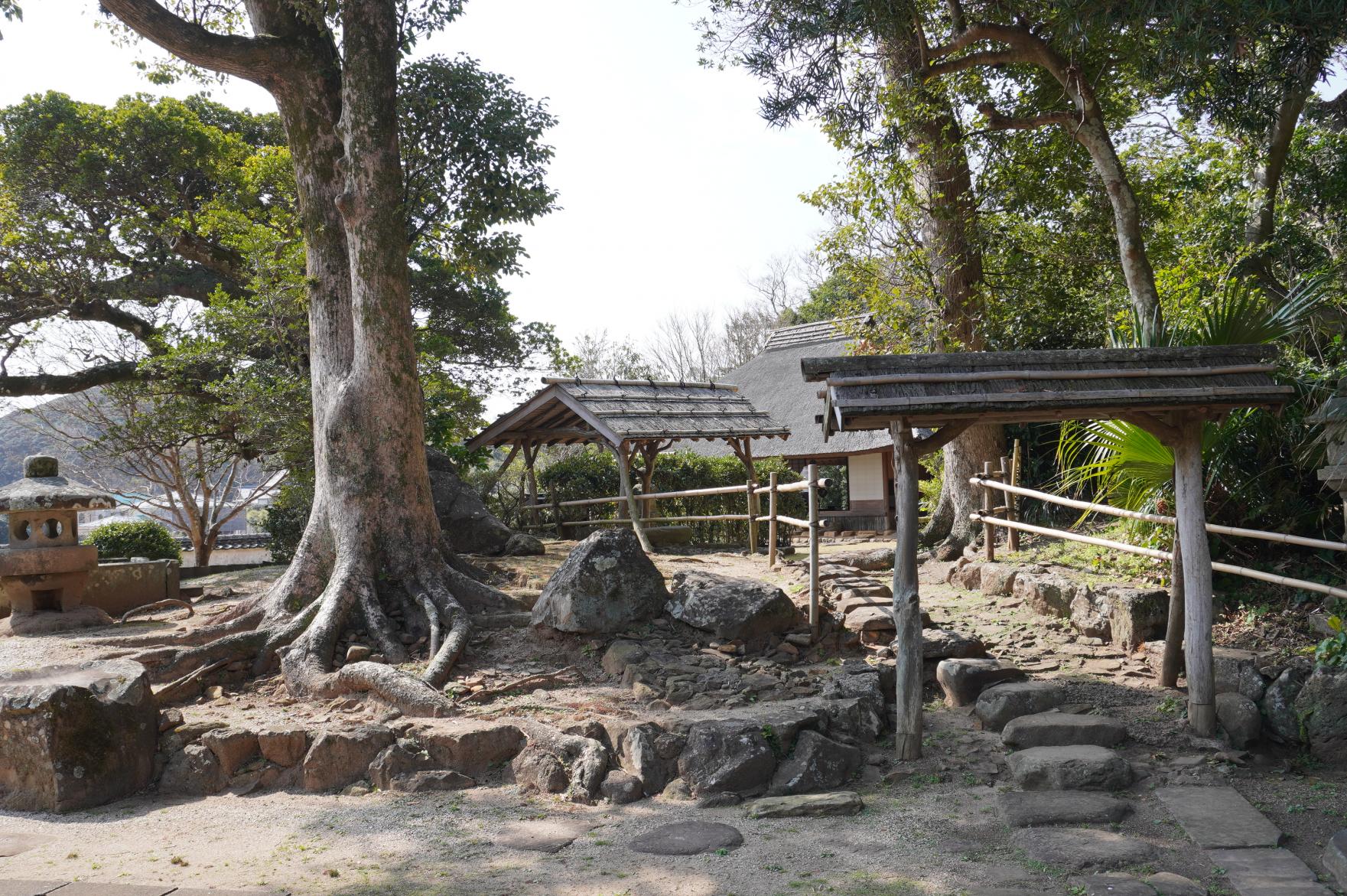 Experience the tea ceremony in a very wabisabi teahouse-2