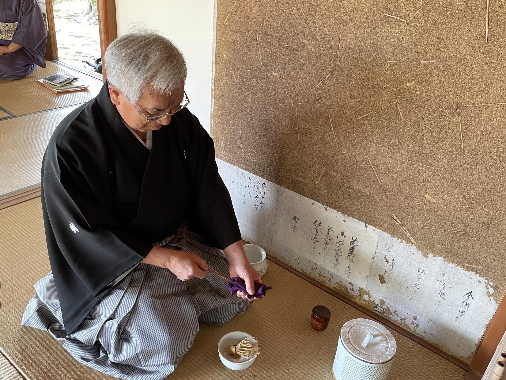 Experience the tea ceremony in a very wabisabi teahouse-4