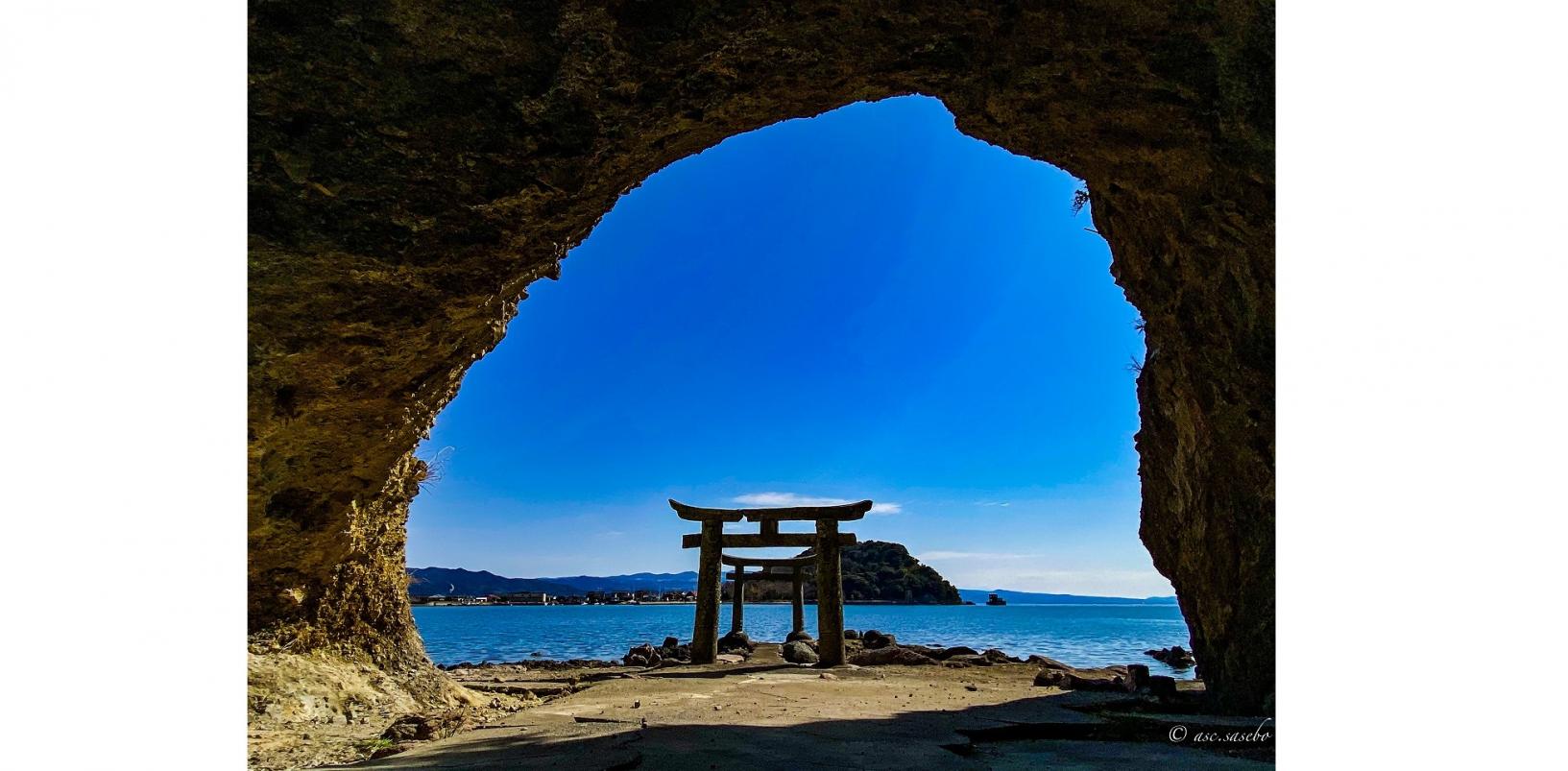 干潮時にしか行くことができない海神神社（川棚町）-0