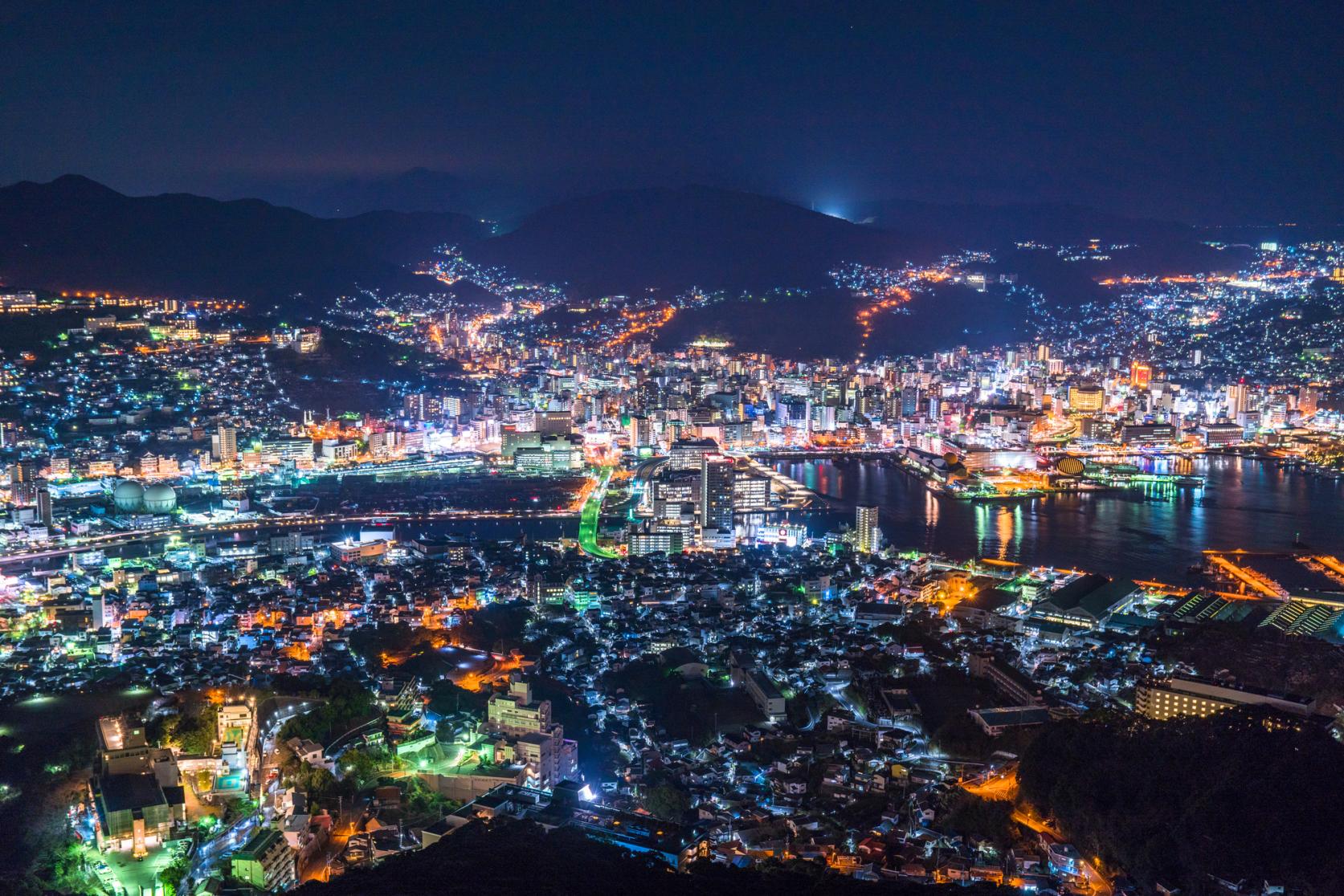 Look up or look down? A symbolic view of Nagasaki, with the sea and mountains visible at the same time.-4