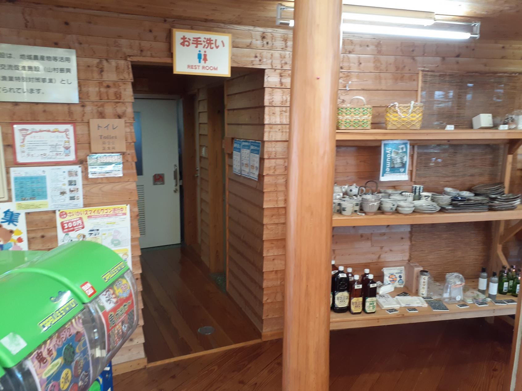 ドーム内トイレ入口-0