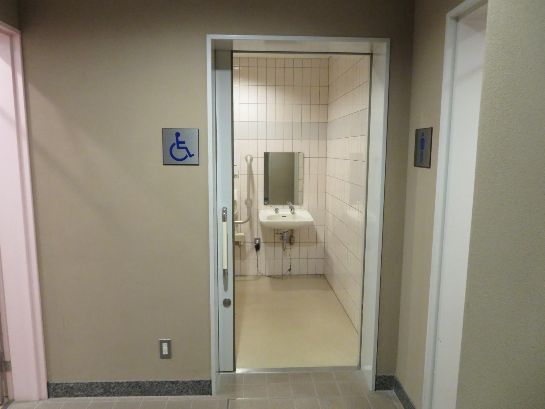 多目的トイレ入口-0