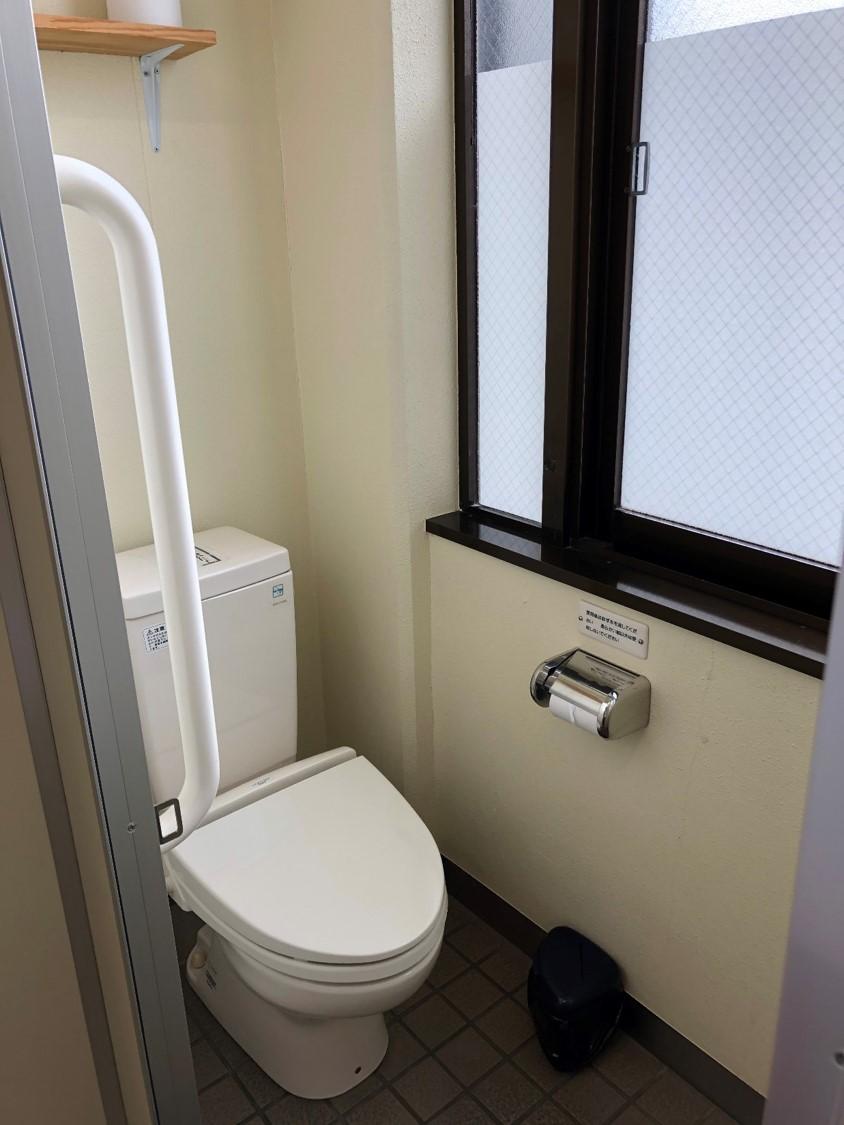 一般トイレ個室-1