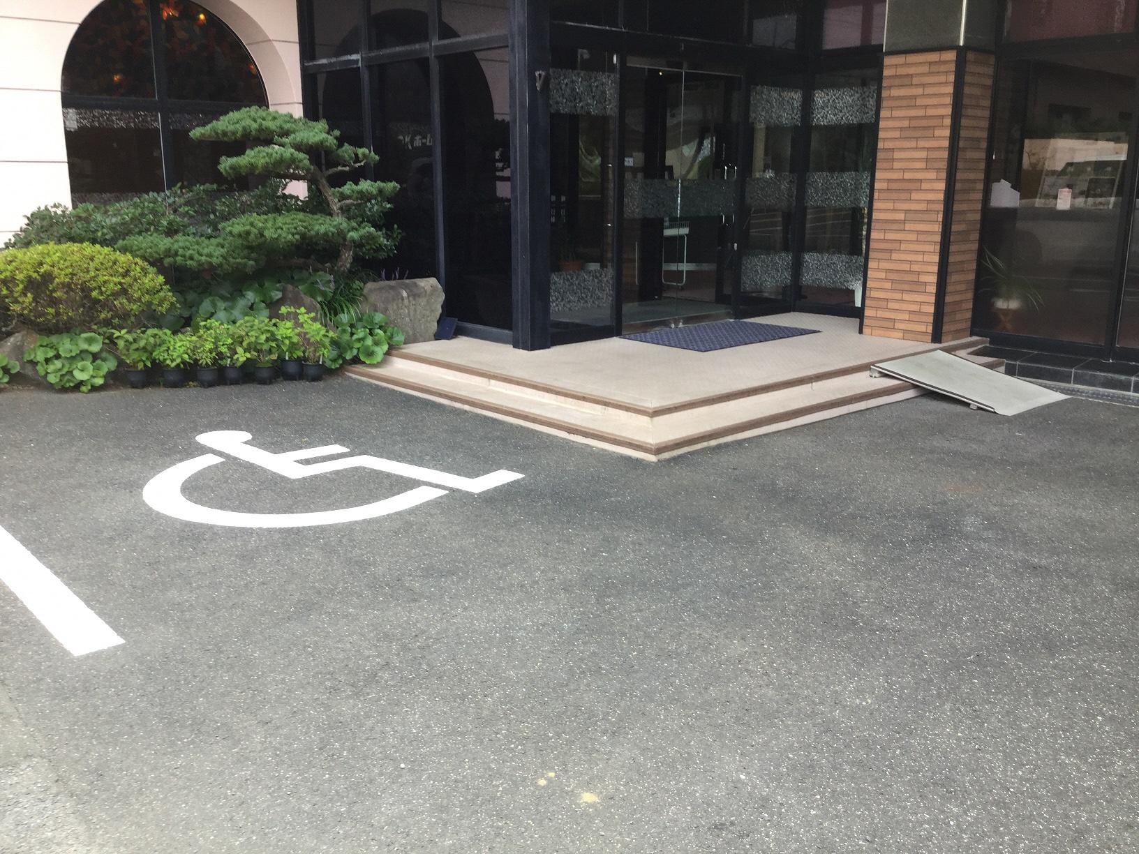 バリアフリー駐車スペースと玄関-1