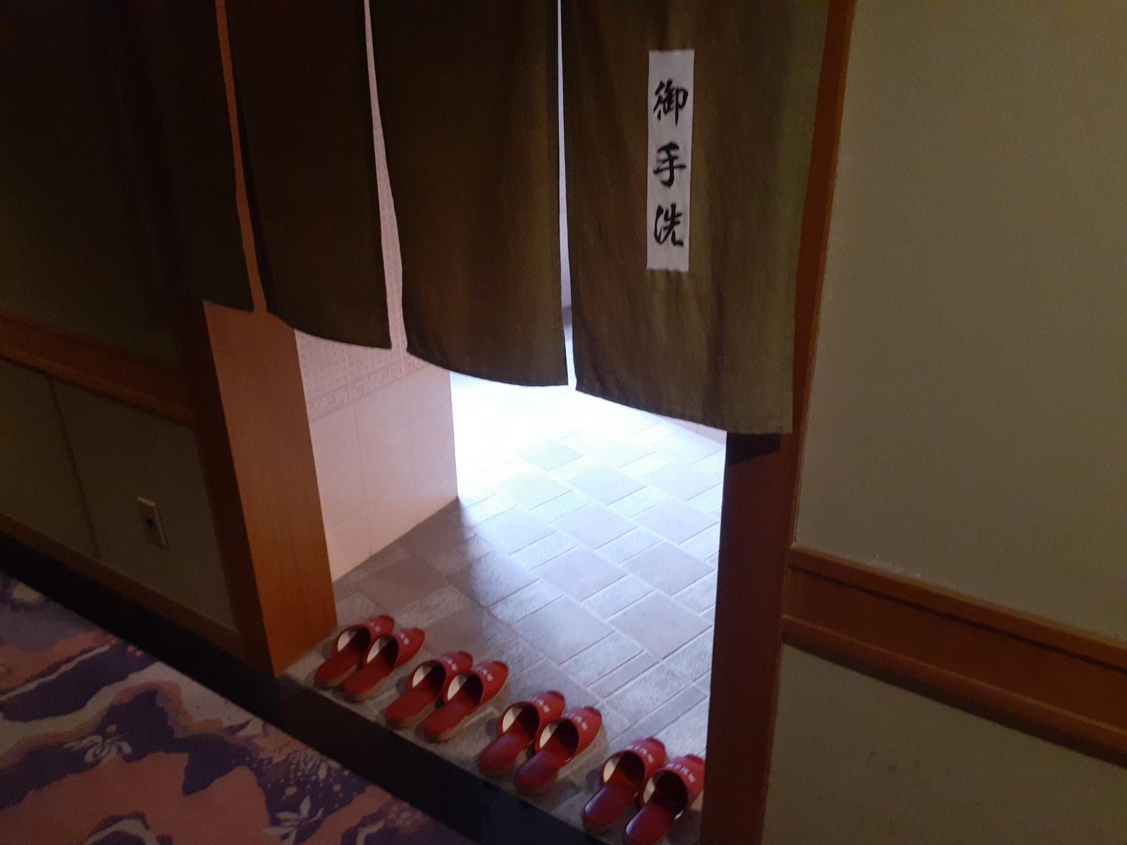 レストランそばのトイレ入口-1