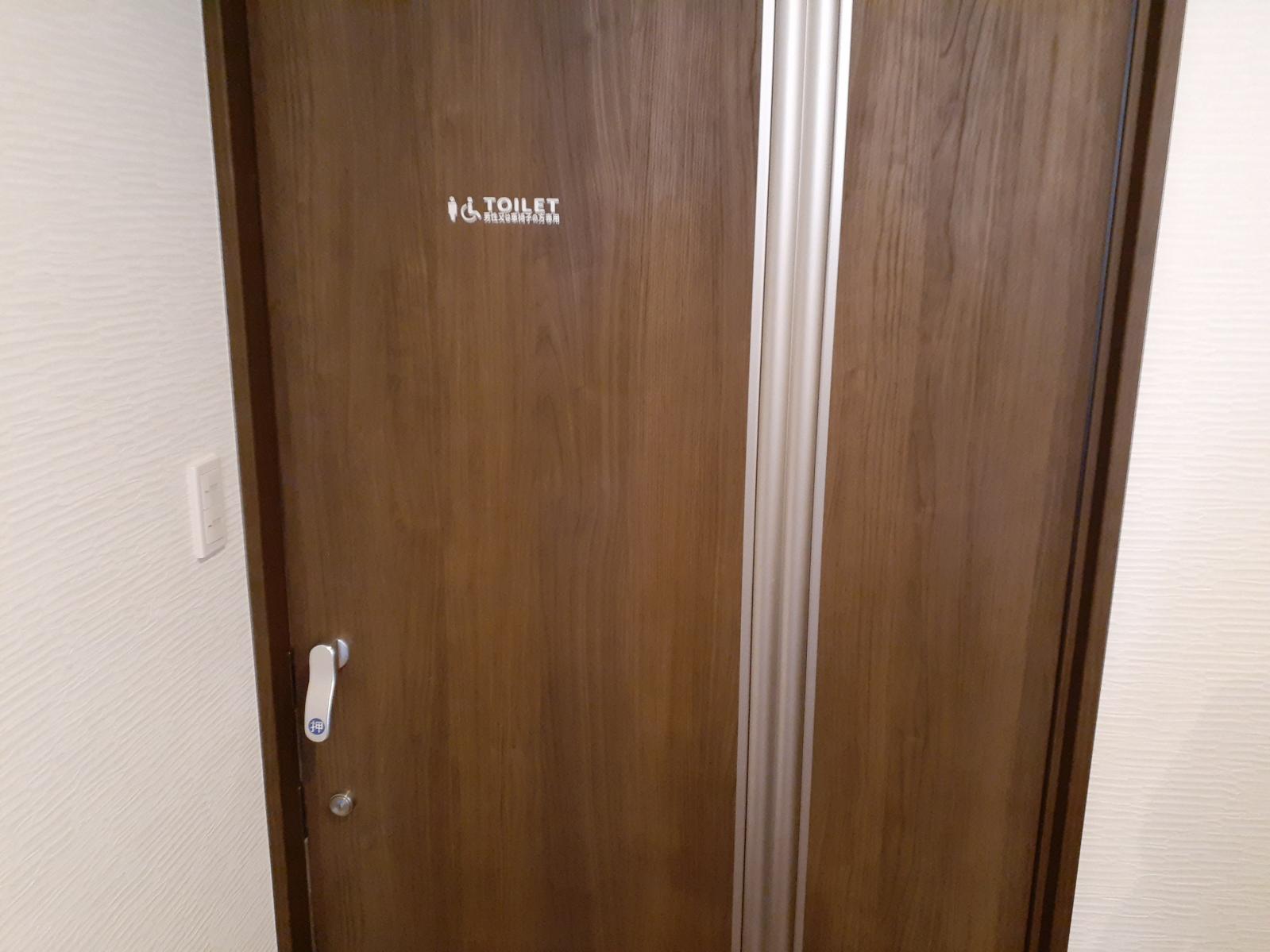 廊下のバリアフリートイレ入口-0