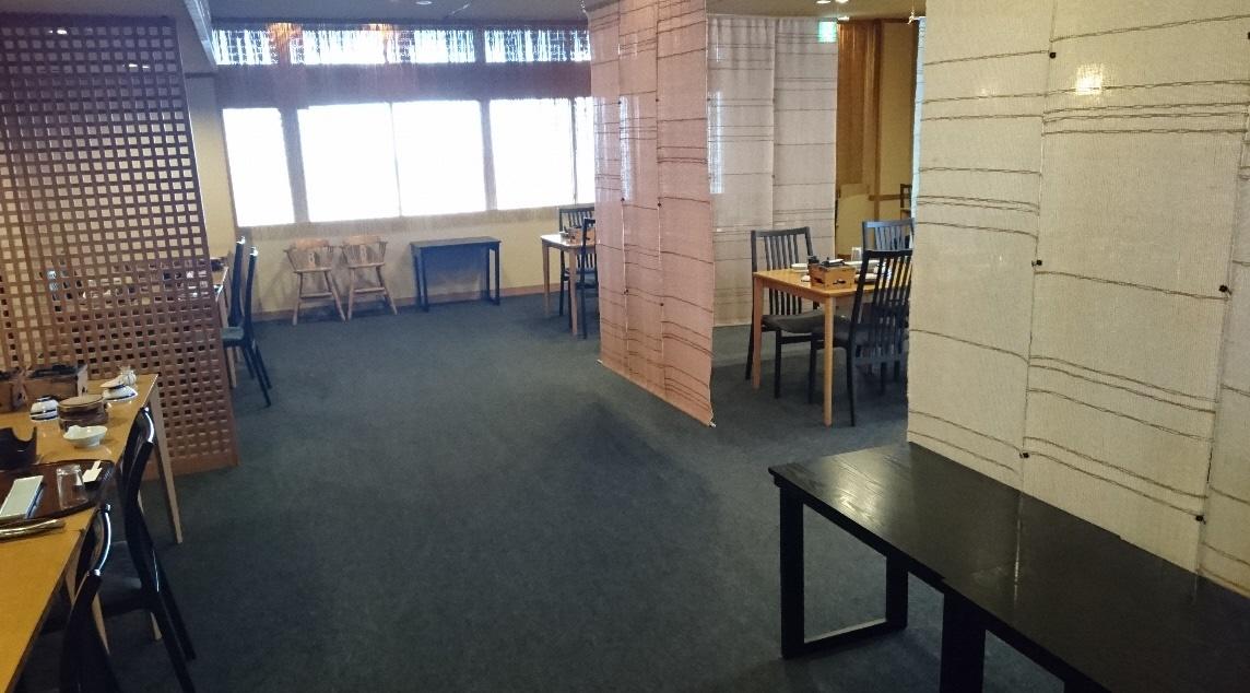 食事会場の広い通路-0