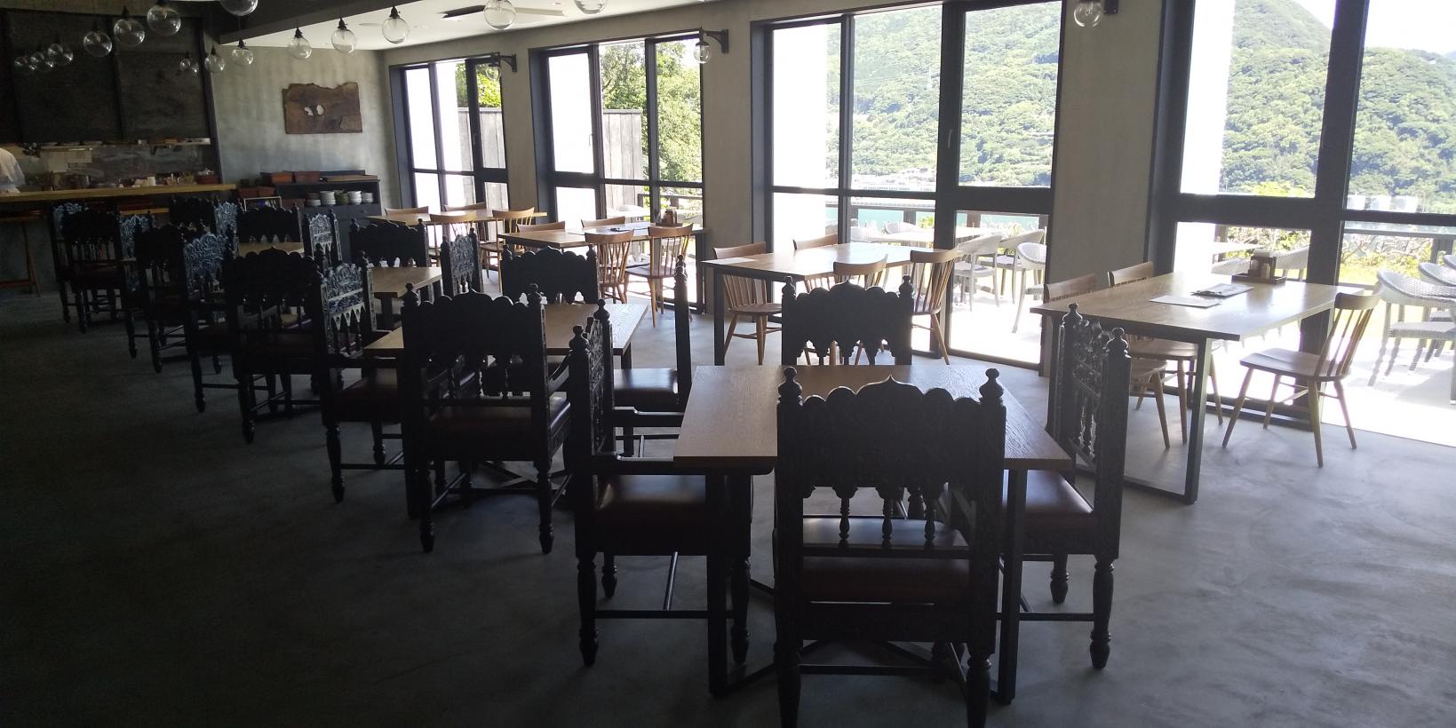 食事会場の様子-0