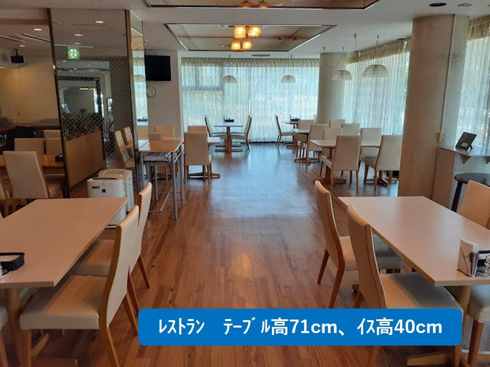 食事会場テーブル-1