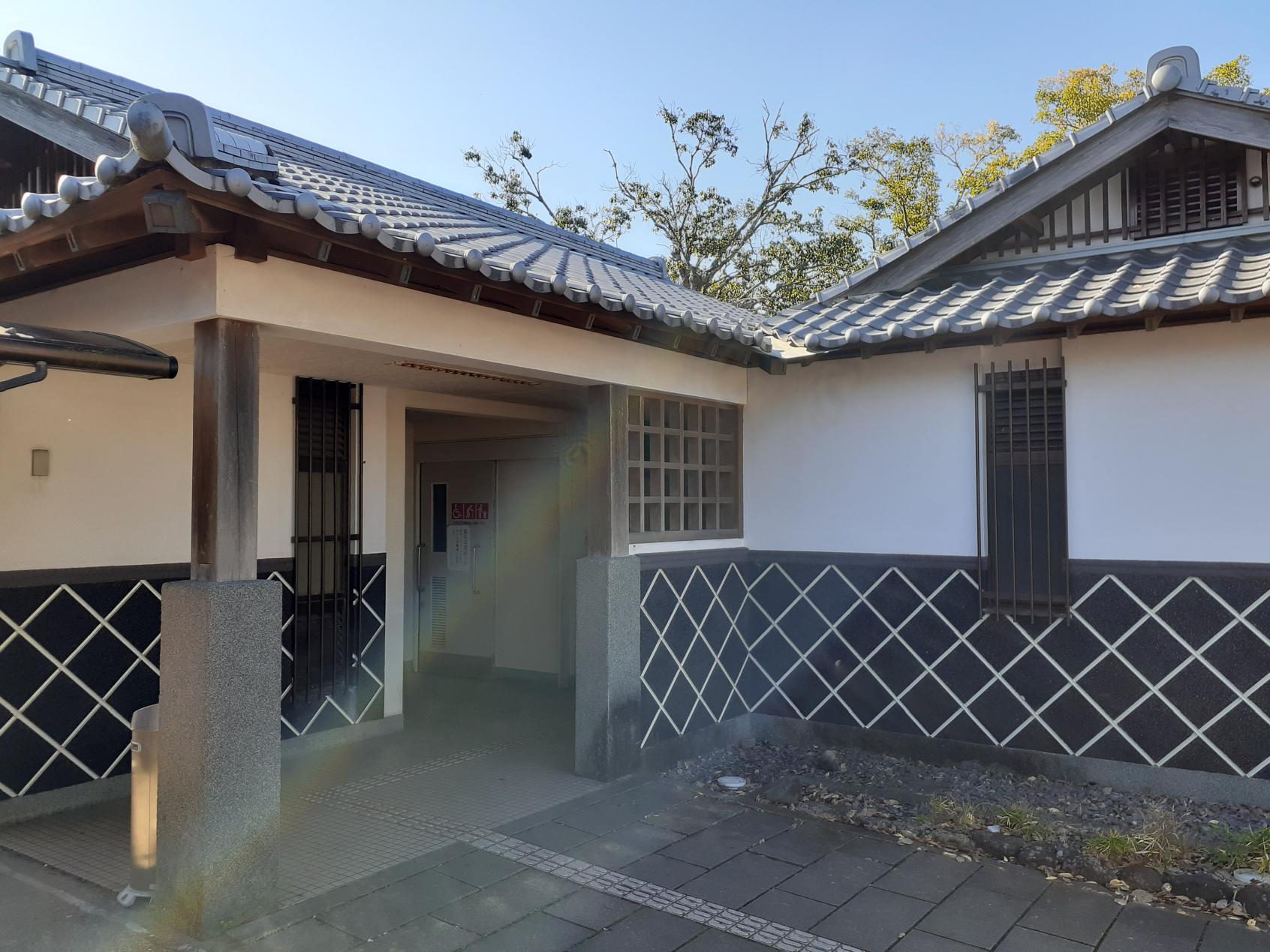 トイレ建屋全景-0