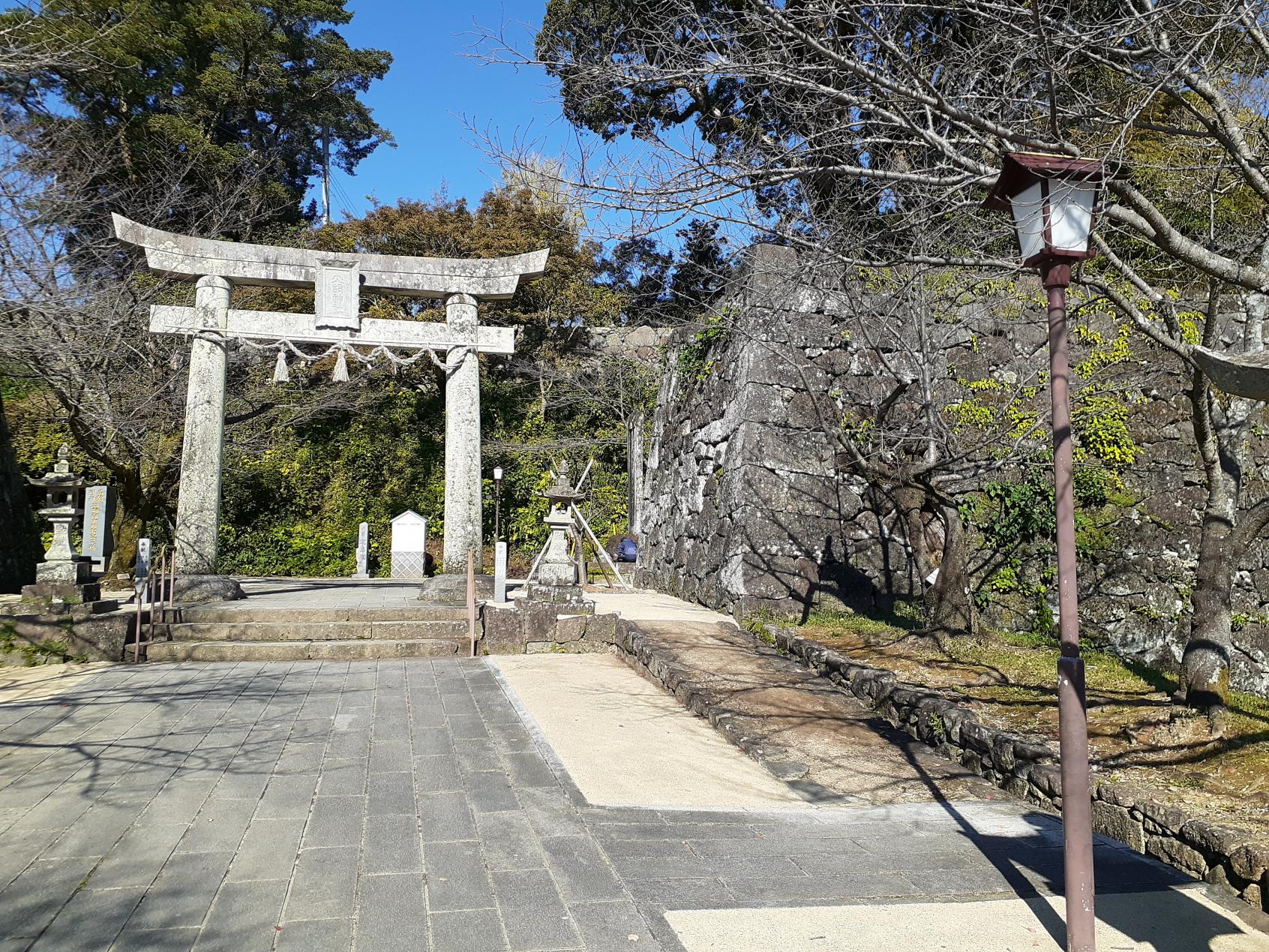 大村神社の鳥居の前の階段とスロープ-5