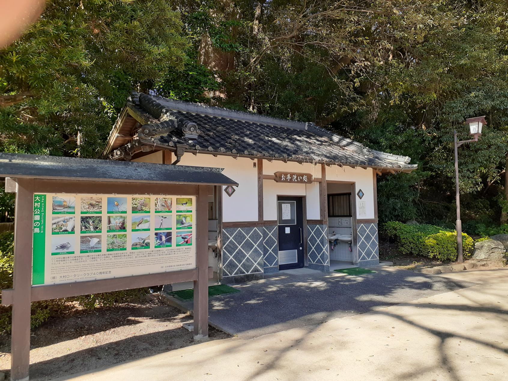 園内のトイレ小屋-0