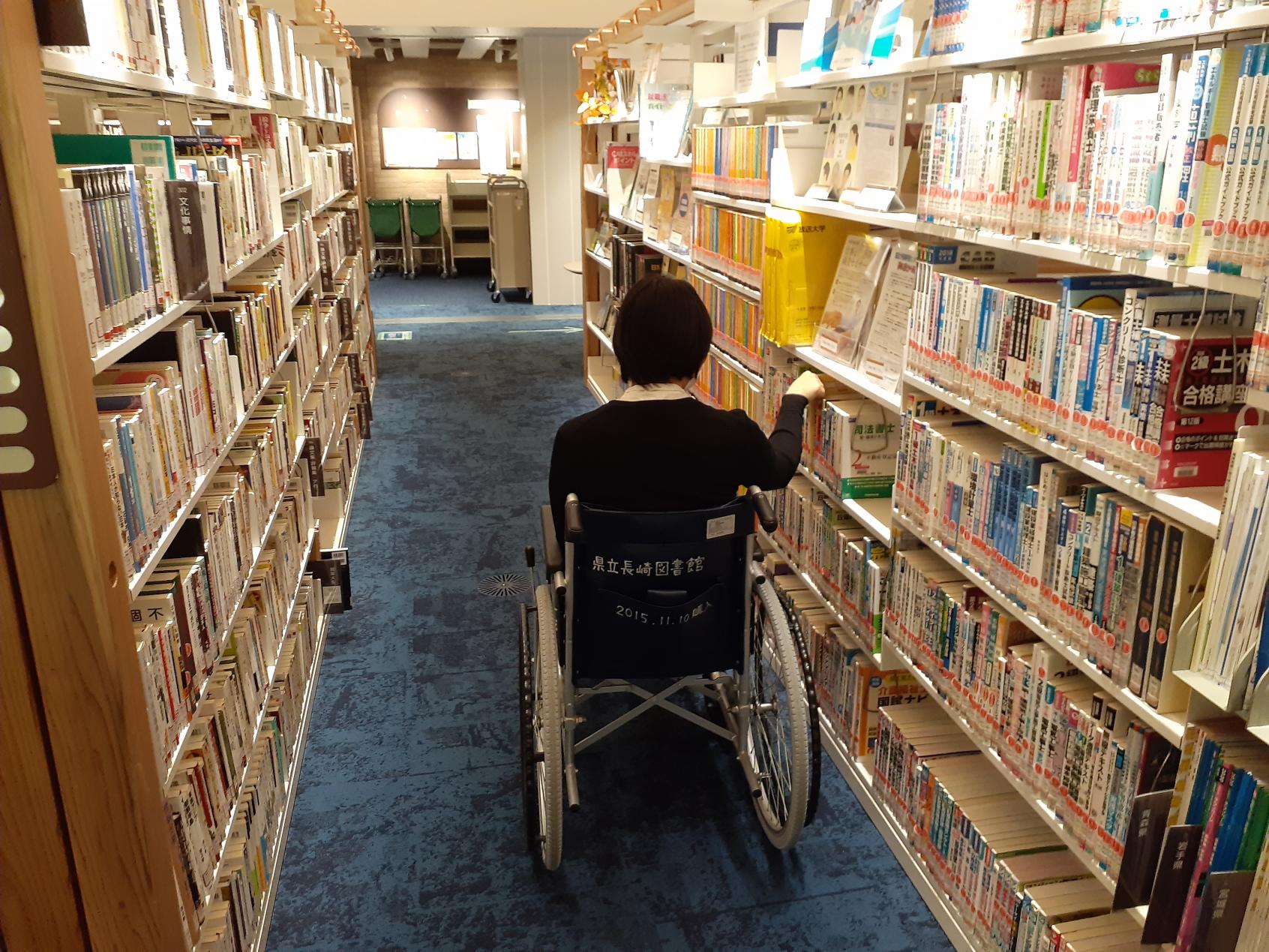 書棚間の広い通路-1