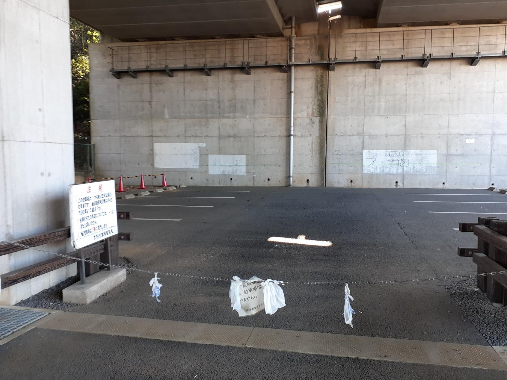 高架下の史跡公園駐車場-0