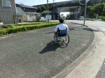 国道駐車場から施設までの道-3