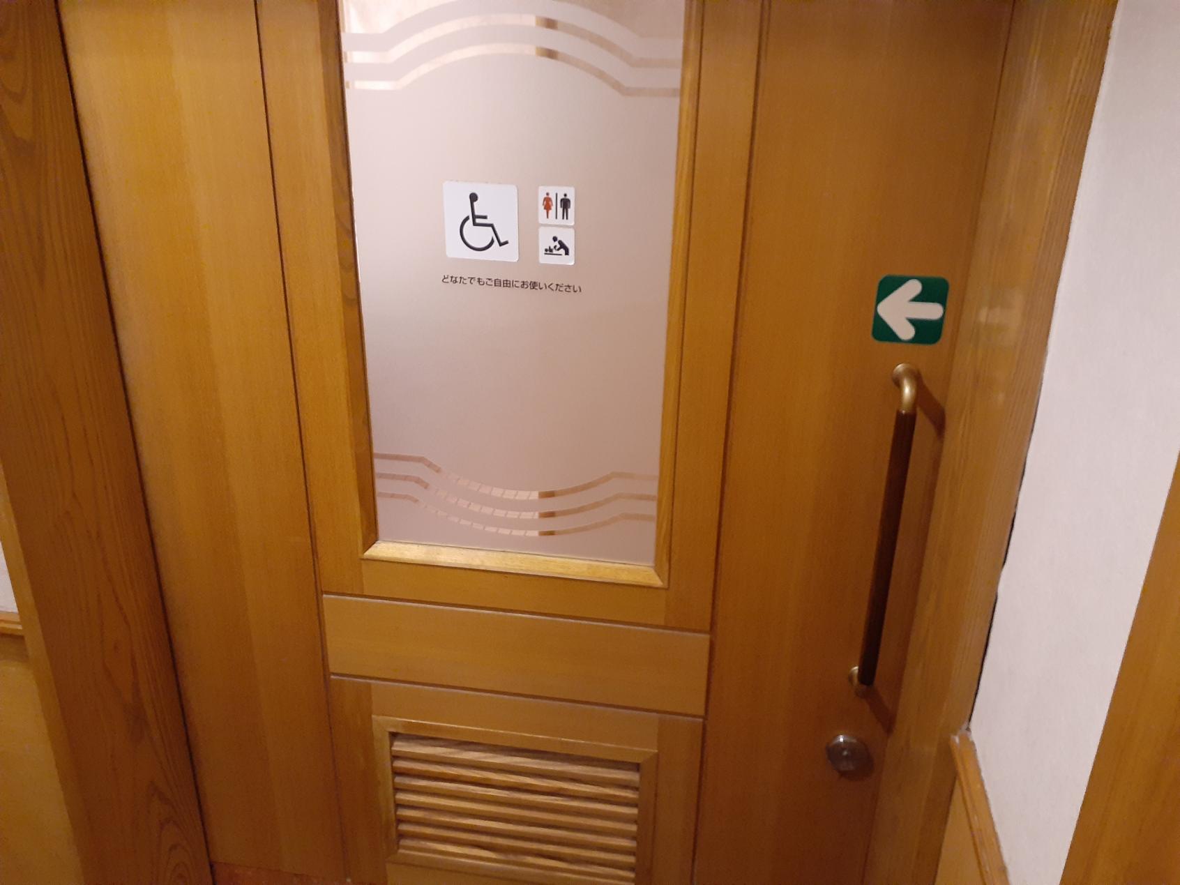 多目的トイレ入口-1