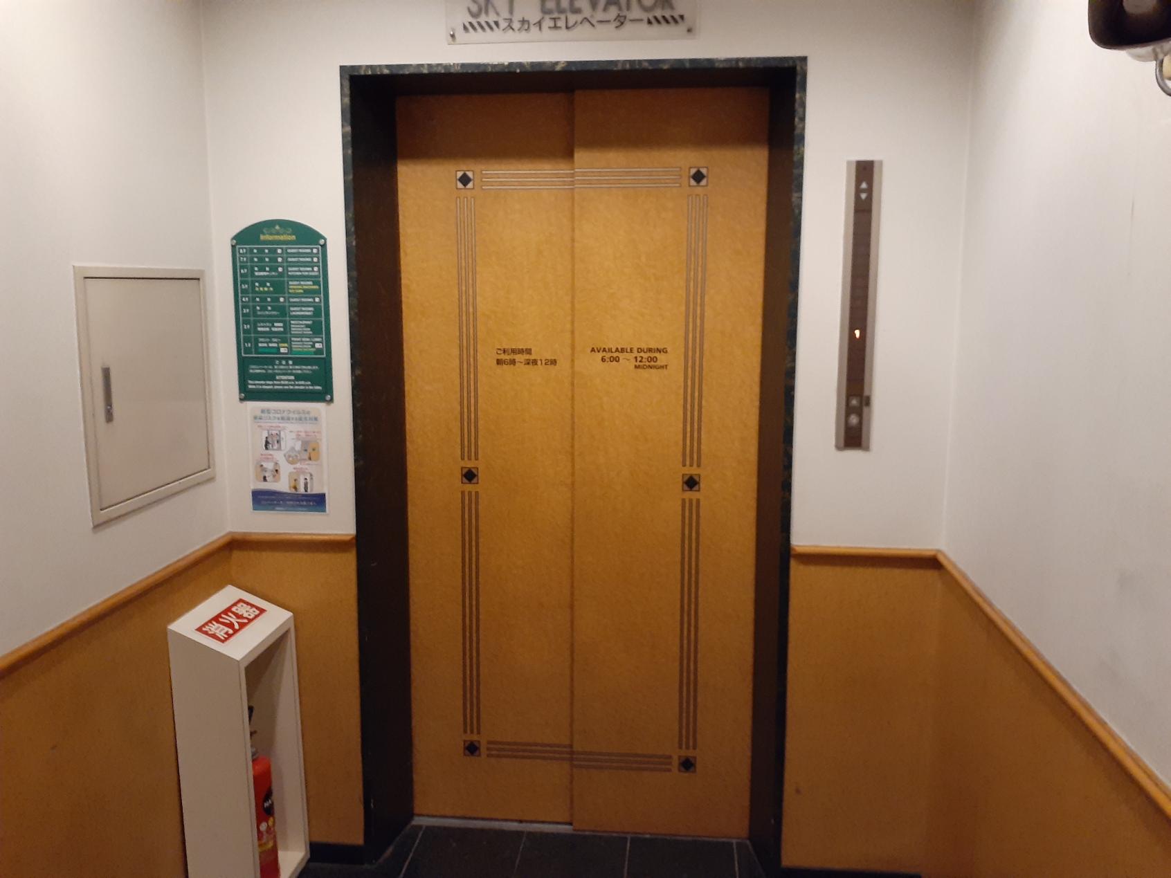 客室階に行くエレベーター-4