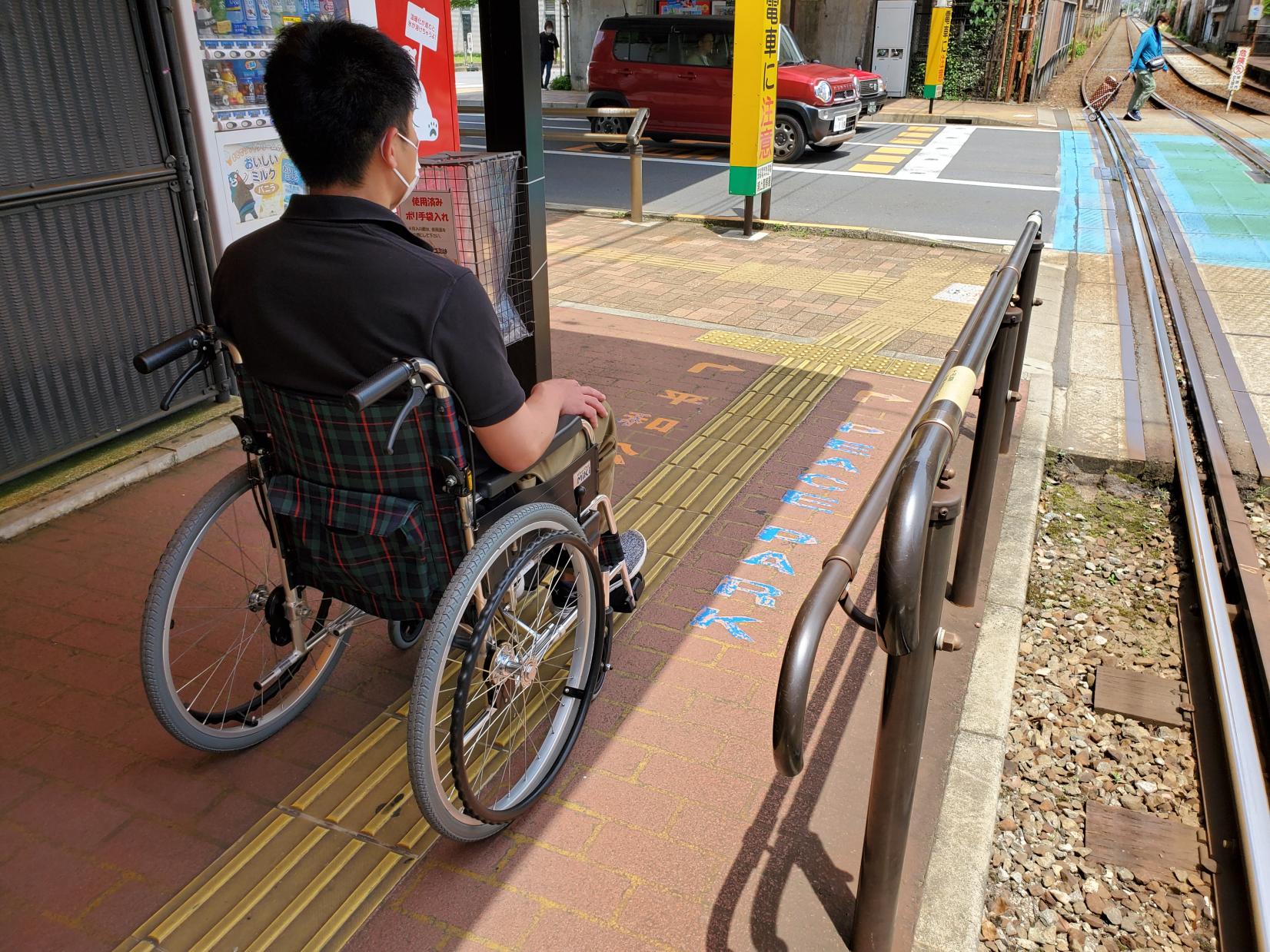 平和公園電停で降車、スロープを使ってホームから下り、-0