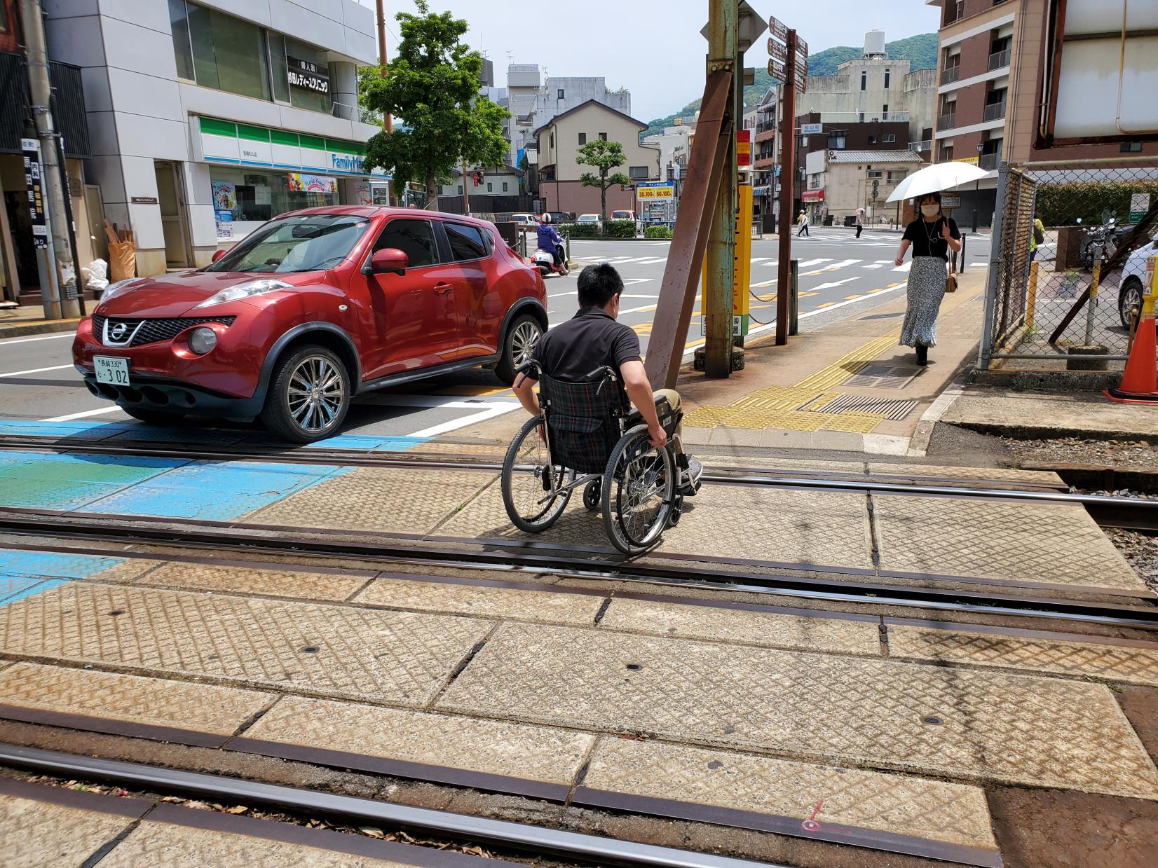 長崎駅側から来たら線路を横断!-1