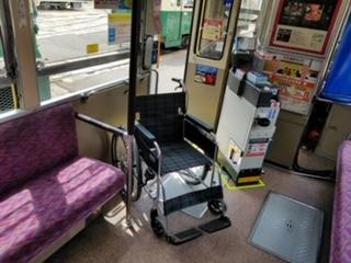 専用設置場所は無く、車両両端のドア付近に留めます。-3