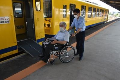 駅職員が乗車のサポートをします。-2