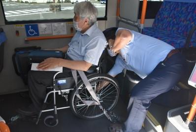 車内で所定の位置に固定-3