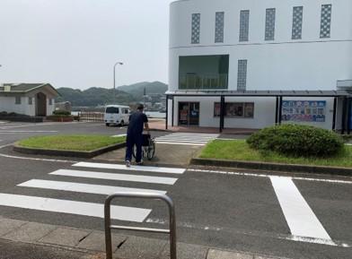 横断歩道を渡って施設内へ-1