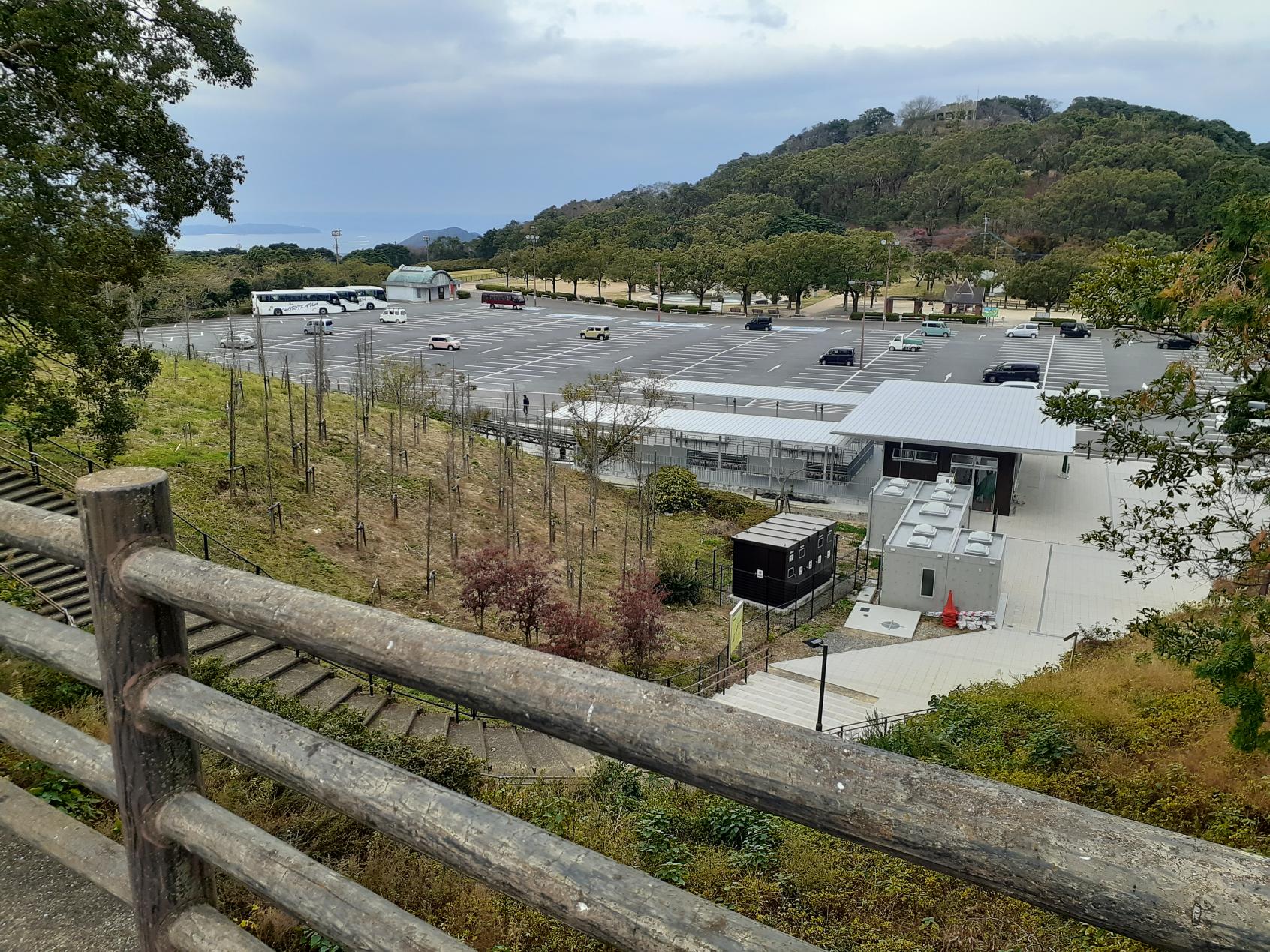 駐車場と中腹駅-0