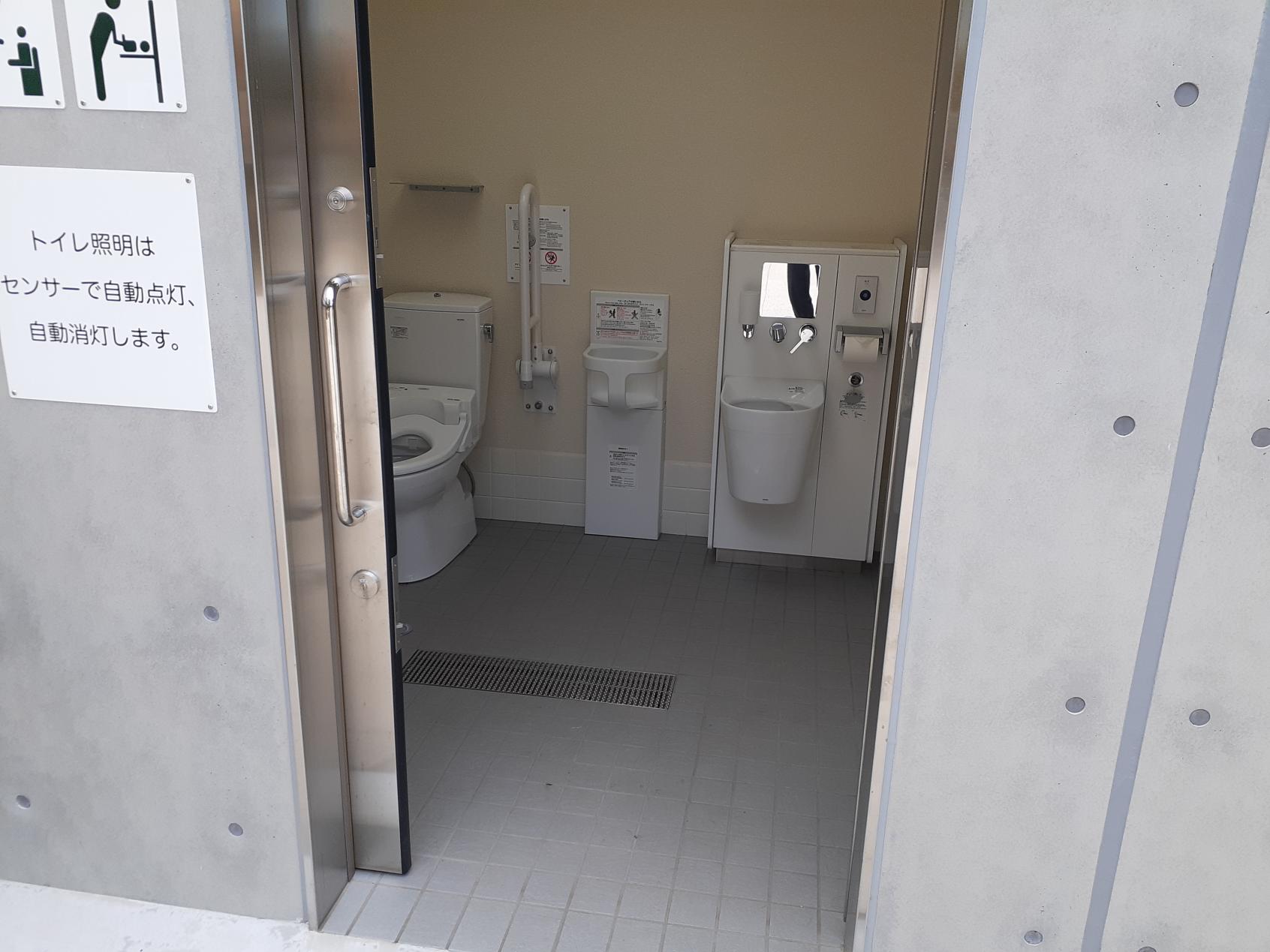 中腹駅 多目的トイレ入口-1