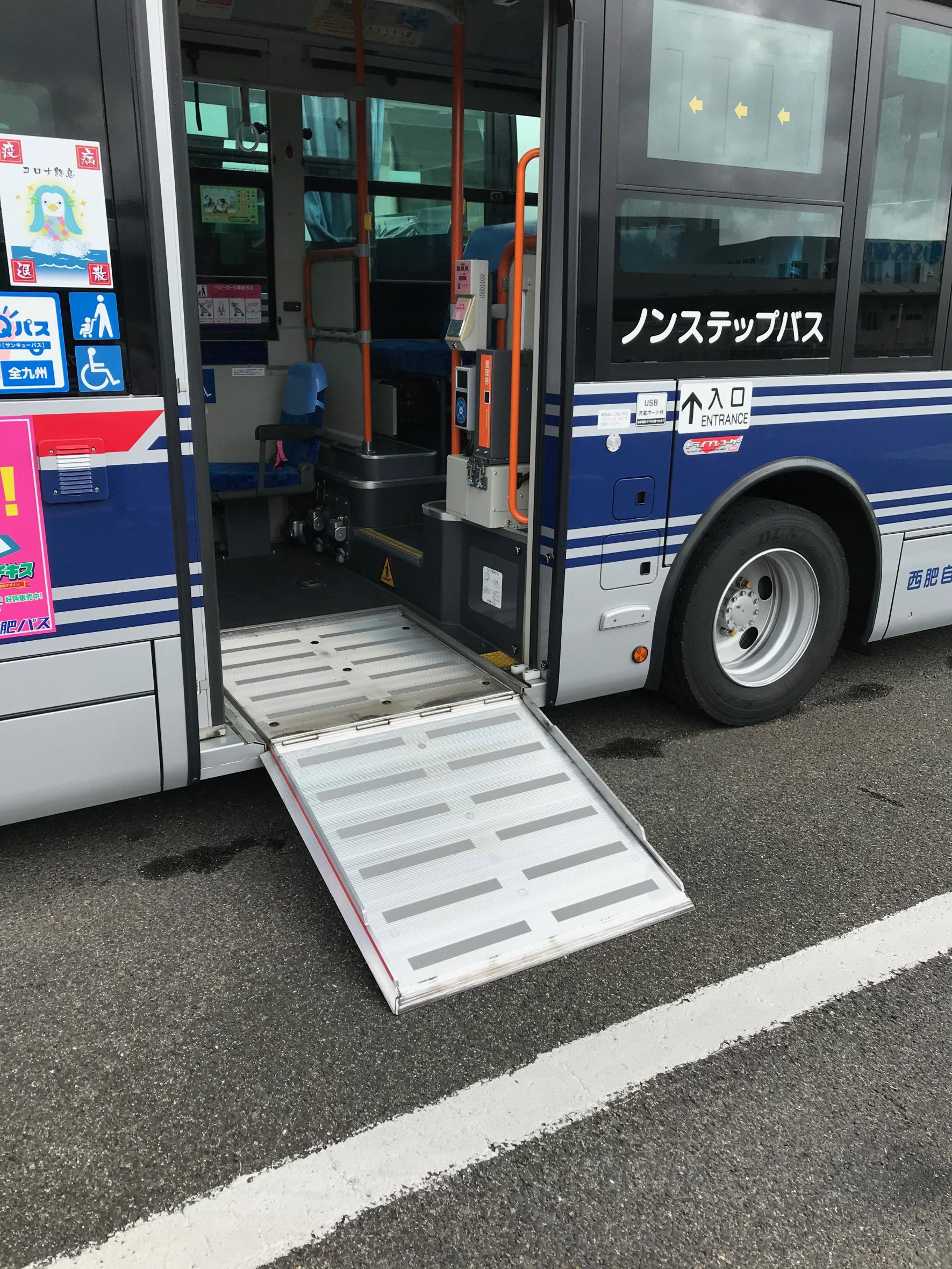 車椅子マーク♿のあるノンステップ車両にはスロープが備えられています。両にはスロープが備えられています。-0