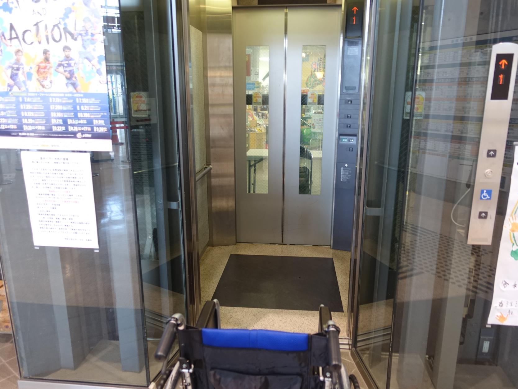 車椅子対応ボタンのあるエレベーター-1