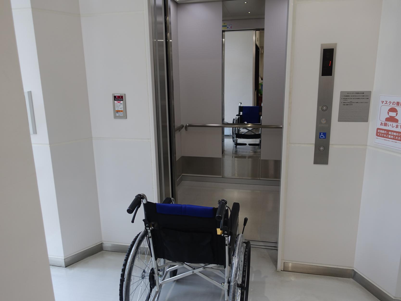 車椅子利用者用ボタンのあるエレベーター-1