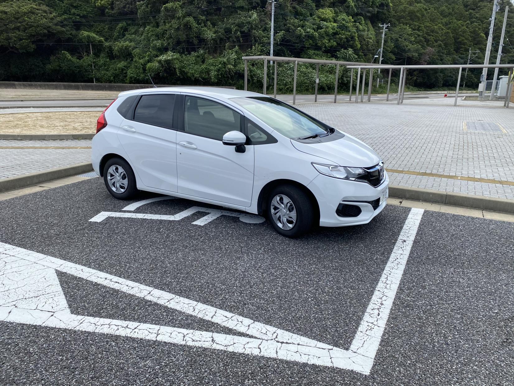 バリアフリー駐車スペースが入口近くにあります。-0