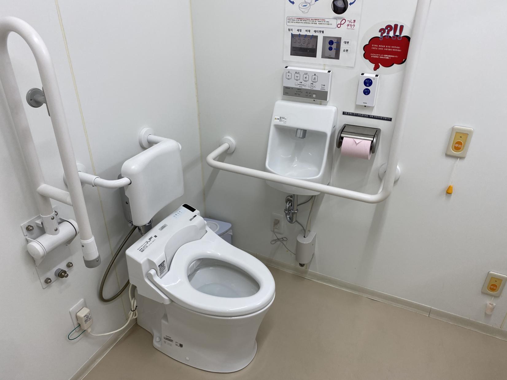 多目的トイレ内部-4