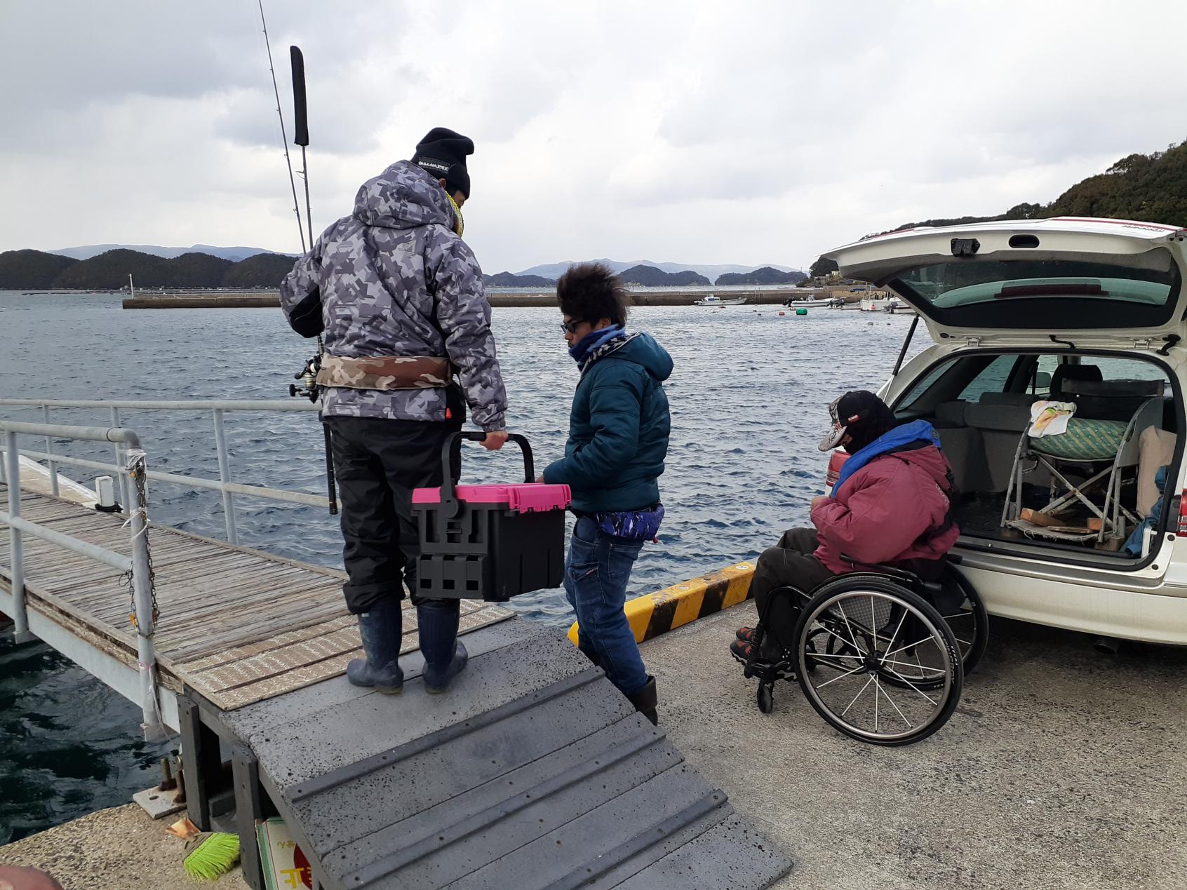 釣り道具を船に積み込みます。(レンタルもあります)-1