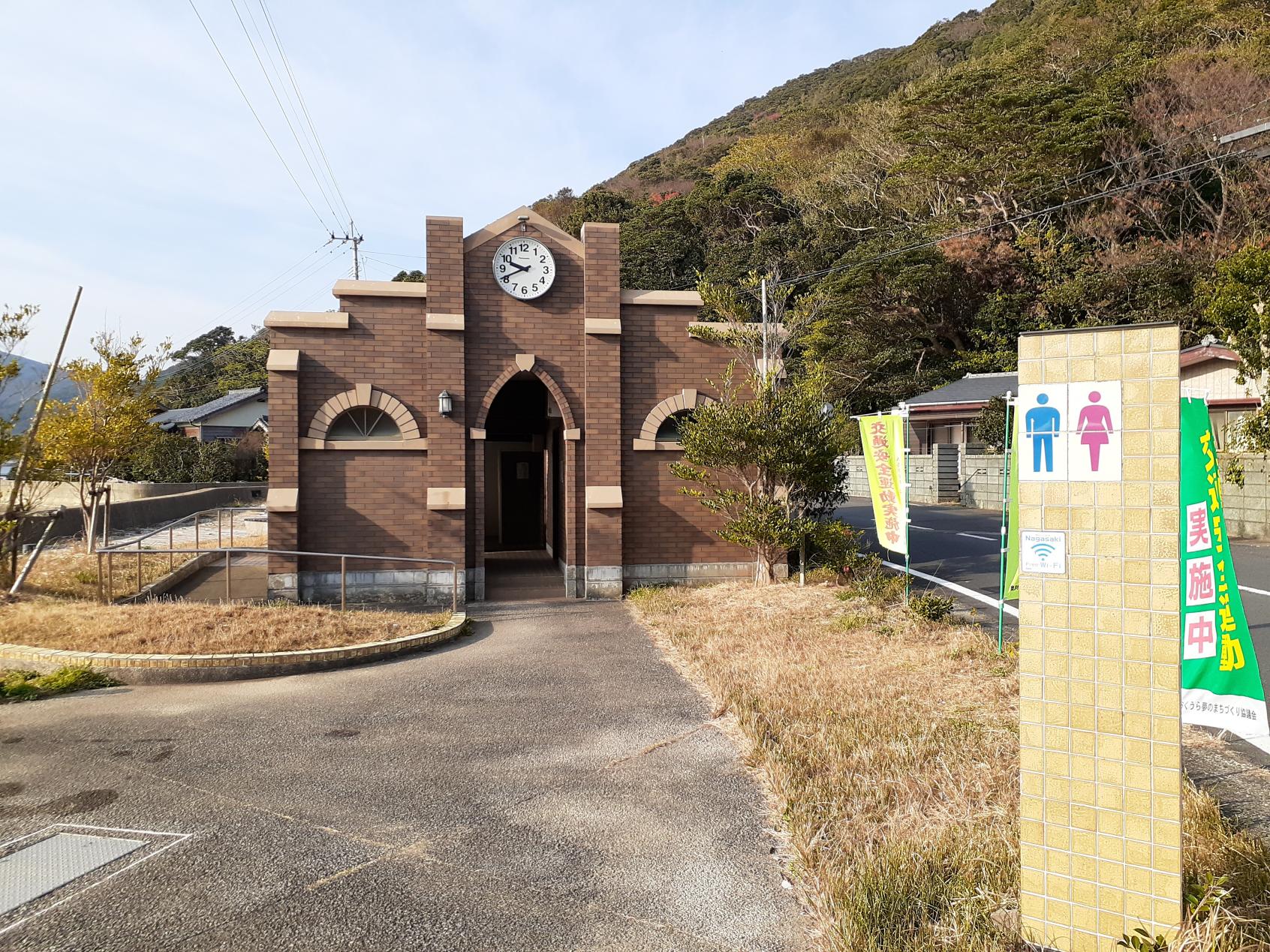 教会型のトイレ全景-0